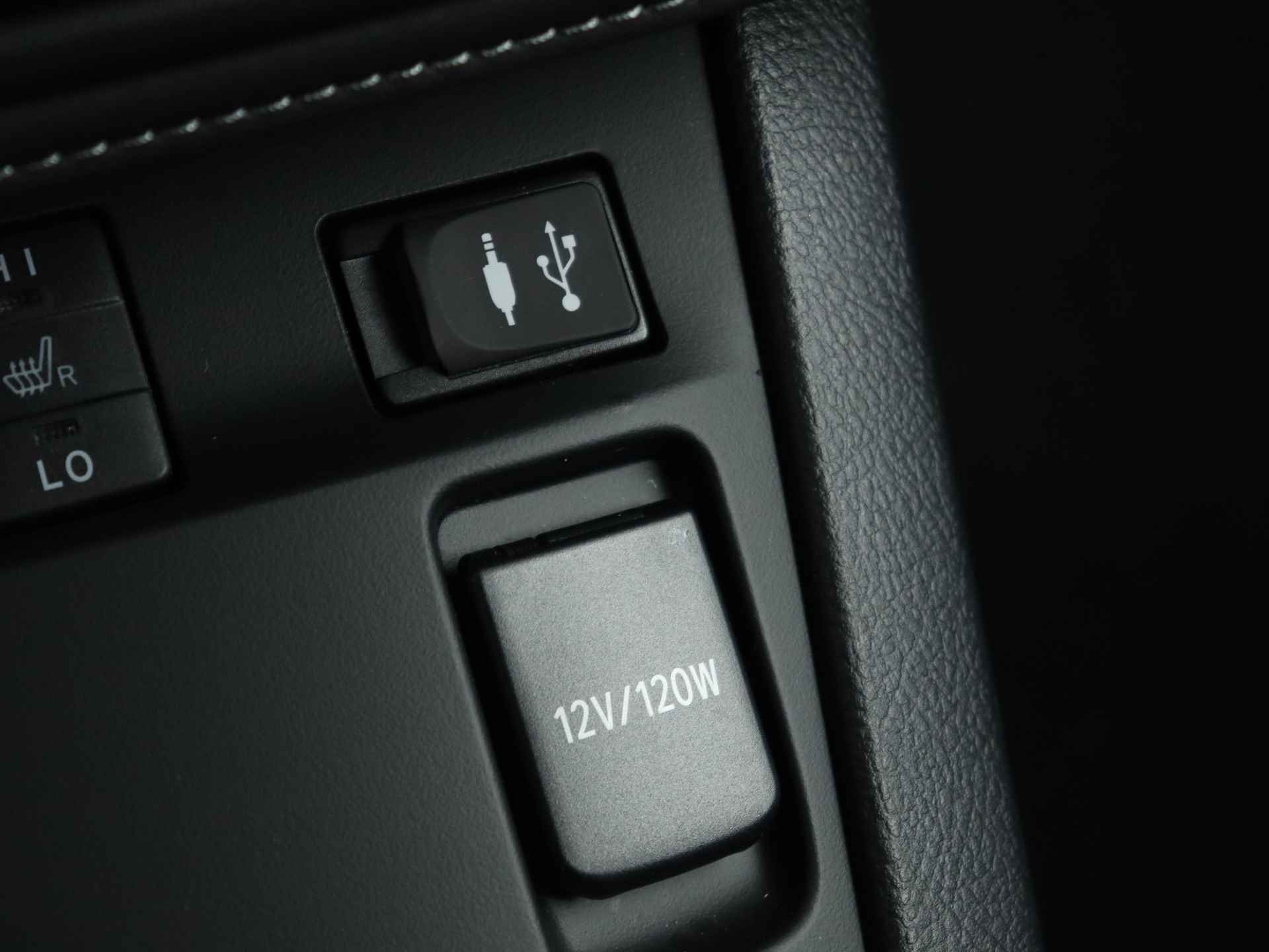 Toyota Auris Touring Sports 1.8 Hybrid Dynamic Ultimate | Navigatie | Parkeersensoren | Stoelverwarming | - 34/43