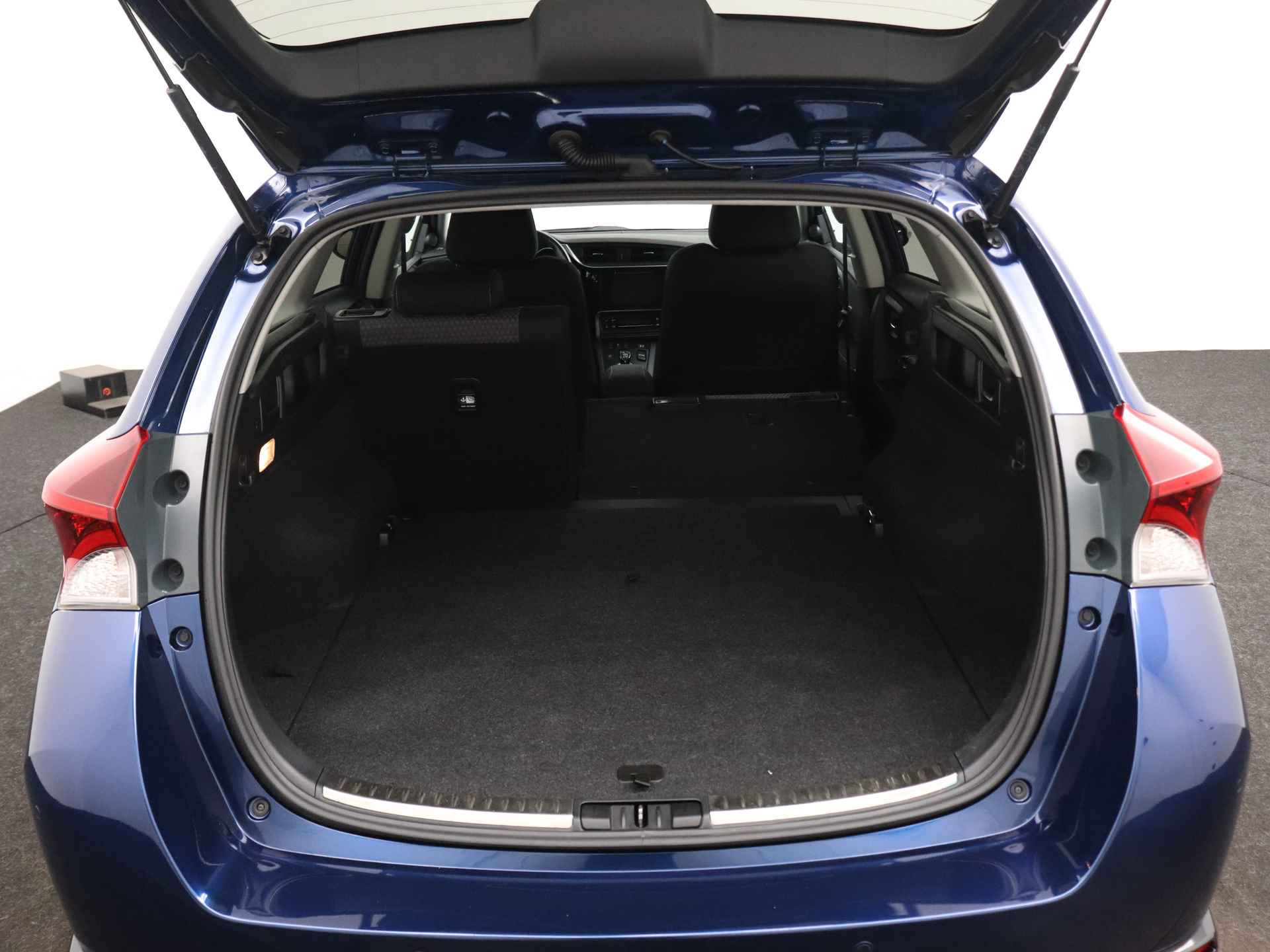 Toyota Auris Touring Sports 1.8 Hybrid Dynamic Ultimate | Navigatie | Parkeersensoren | Stoelverwarming | - 37/43
