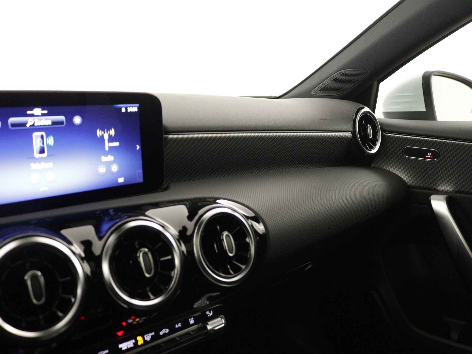Mercedes-Benz A-Klasse 250 e Business Line | Panoramaschuifdak | Warmtewerend, donkergetint glas achterin | Dodehoekassistent | Extra USB-poorten |  Verwarmde stoelen vooraan | - 7/40