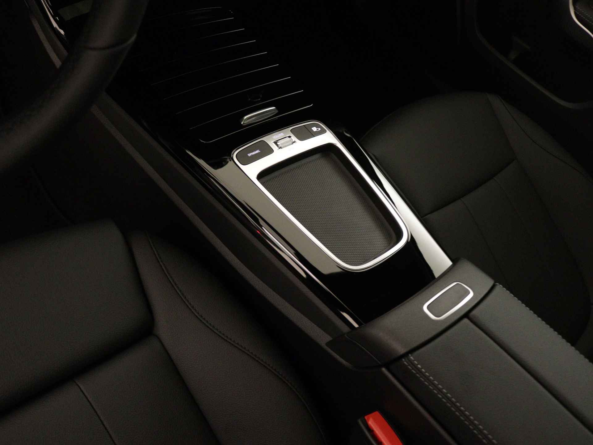 Mercedes-Benz A-Klasse 250 e Business Line | Panoramaschuifdak | Warmtewerend, donkergetint glas achterin | Dodehoekassistent | Extra USB-poorten |  Verwarmde stoelen vooraan | - 11/40