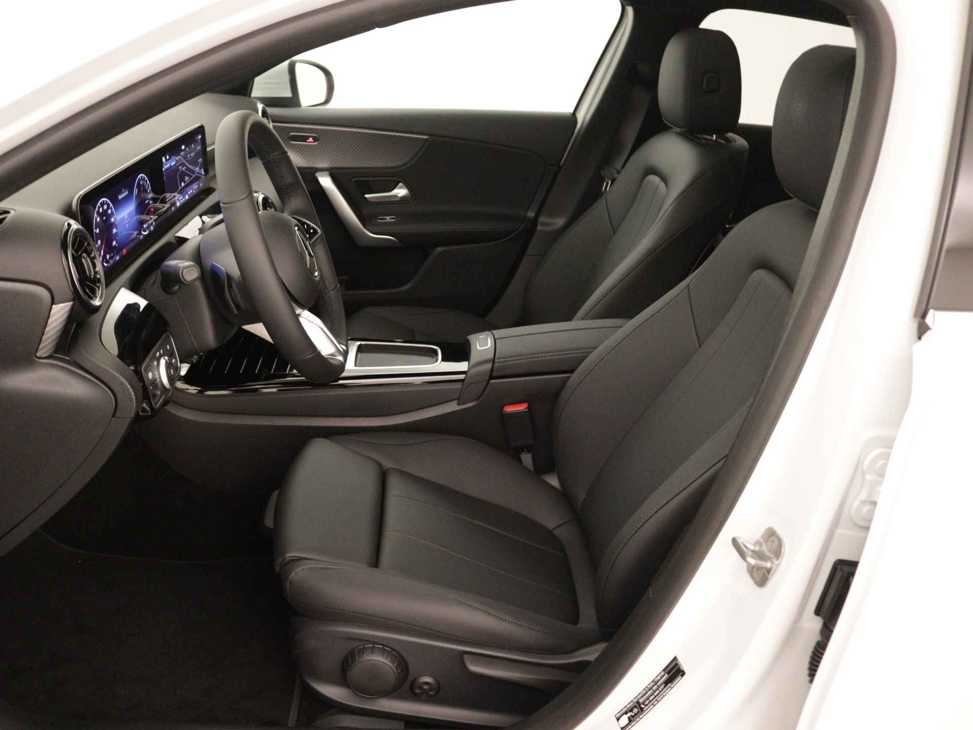 Mercedes-Benz A-Klasse 250 e Business Line | Panoramaschuifdak | Warmtewerend, donkergetint glas achterin | Dodehoekassistent | Extra USB-poorten |  Verwarmde stoelen vooraan | - 16/40