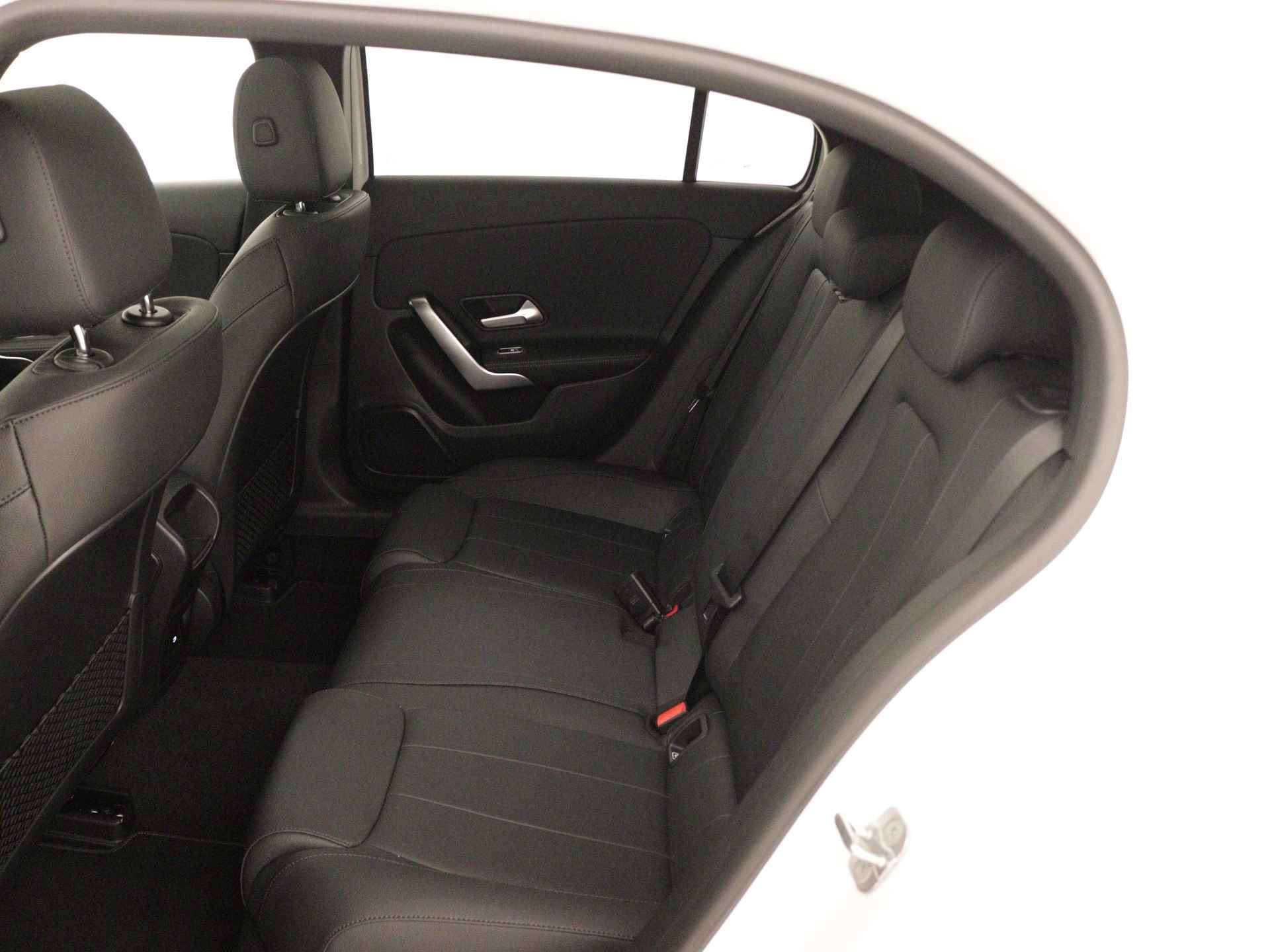 Mercedes-Benz A-Klasse 250 e Business Line | Panoramaschuifdak | Warmtewerend, donkergetint glas achterin | Dodehoekassistent | Extra USB-poorten |  Verwarmde stoelen vooraan | - 17/40