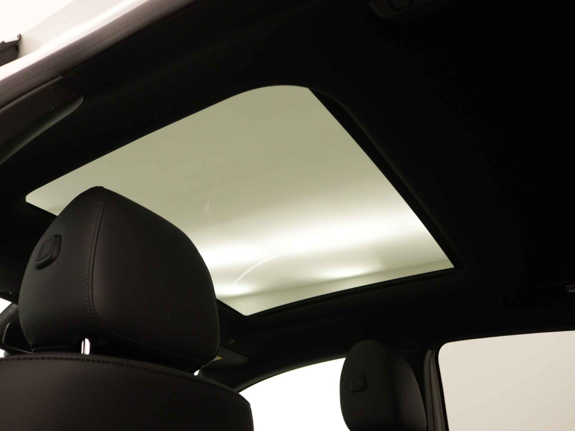 Mercedes-Benz A-Klasse 250 e Business Line | Panoramaschuifdak | Warmtewerend, donkergetint glas achterin | Dodehoekassistent | Extra USB-poorten |  Verwarmde stoelen vooraan | - 18/40