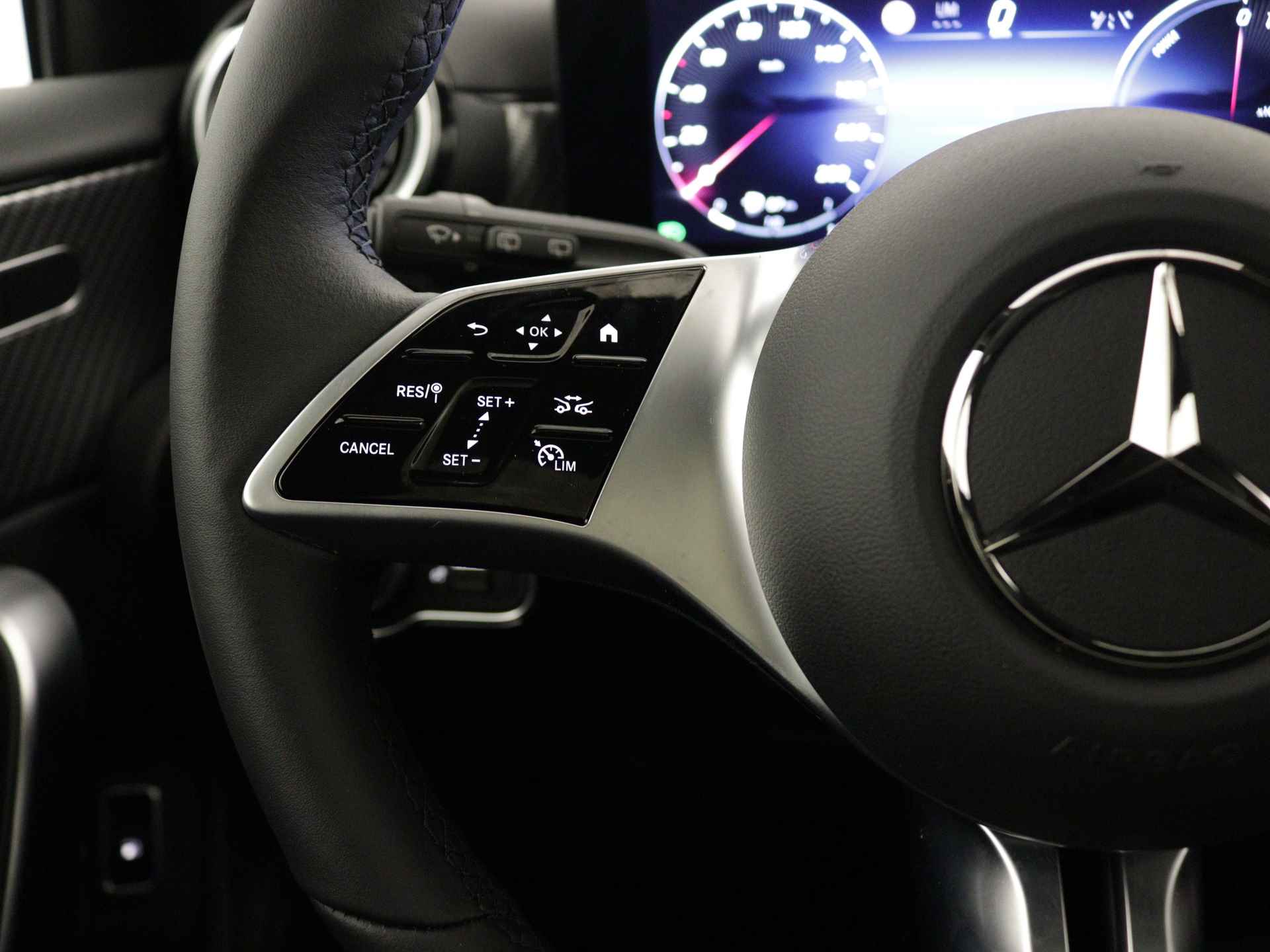 Mercedes-Benz A-Klasse 250 e Business Line | Panoramaschuifdak | Warmtewerend, donkergetint glas achterin | Dodehoekassistent | Extra USB-poorten |  Verwarmde stoelen vooraan | - 19/40