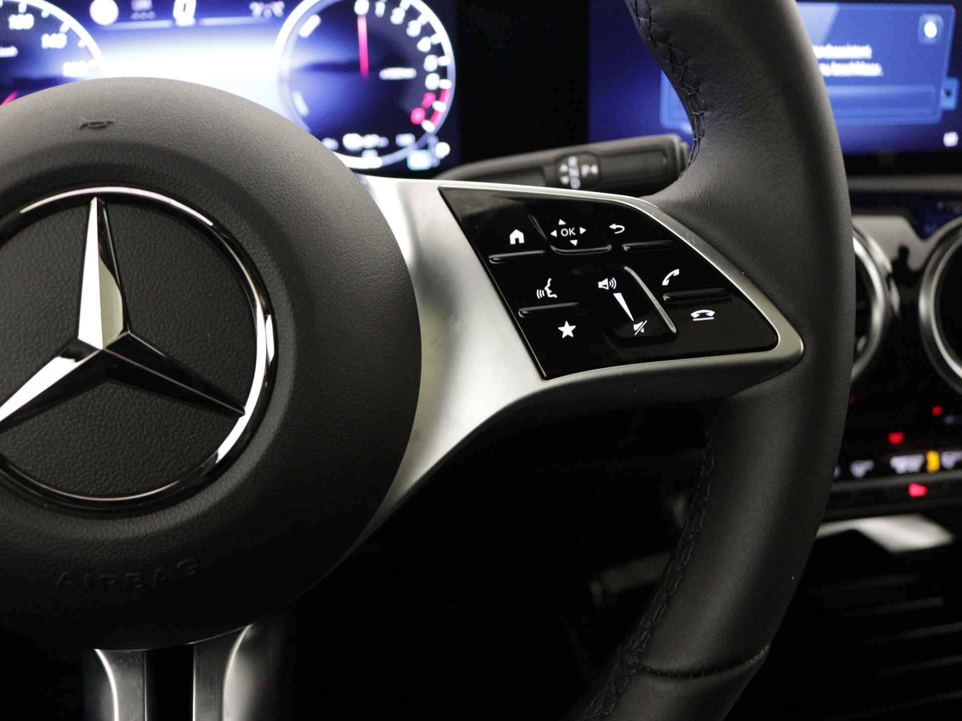 Mercedes-Benz A-Klasse 250 e Business Line | Panoramaschuifdak | Warmtewerend, donkergetint glas achterin | Dodehoekassistent | Extra USB-poorten |  Verwarmde stoelen vooraan | - 20/40