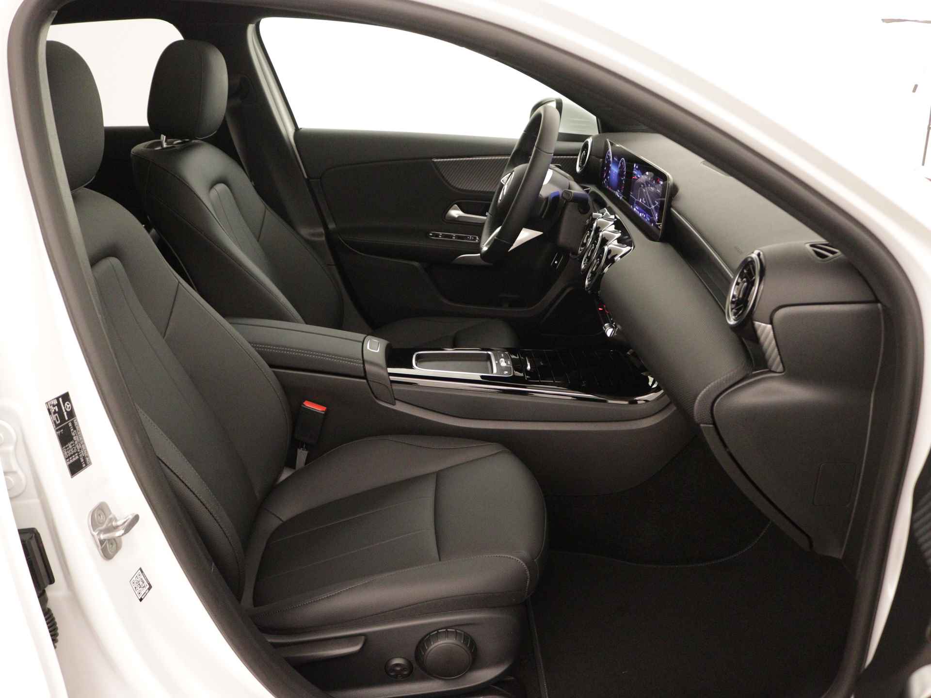 Mercedes-Benz A-Klasse 250 e Business Line | Panoramaschuifdak | Warmtewerend, donkergetint glas achterin | Dodehoekassistent | Extra USB-poorten |  Verwarmde stoelen vooraan | - 26/40