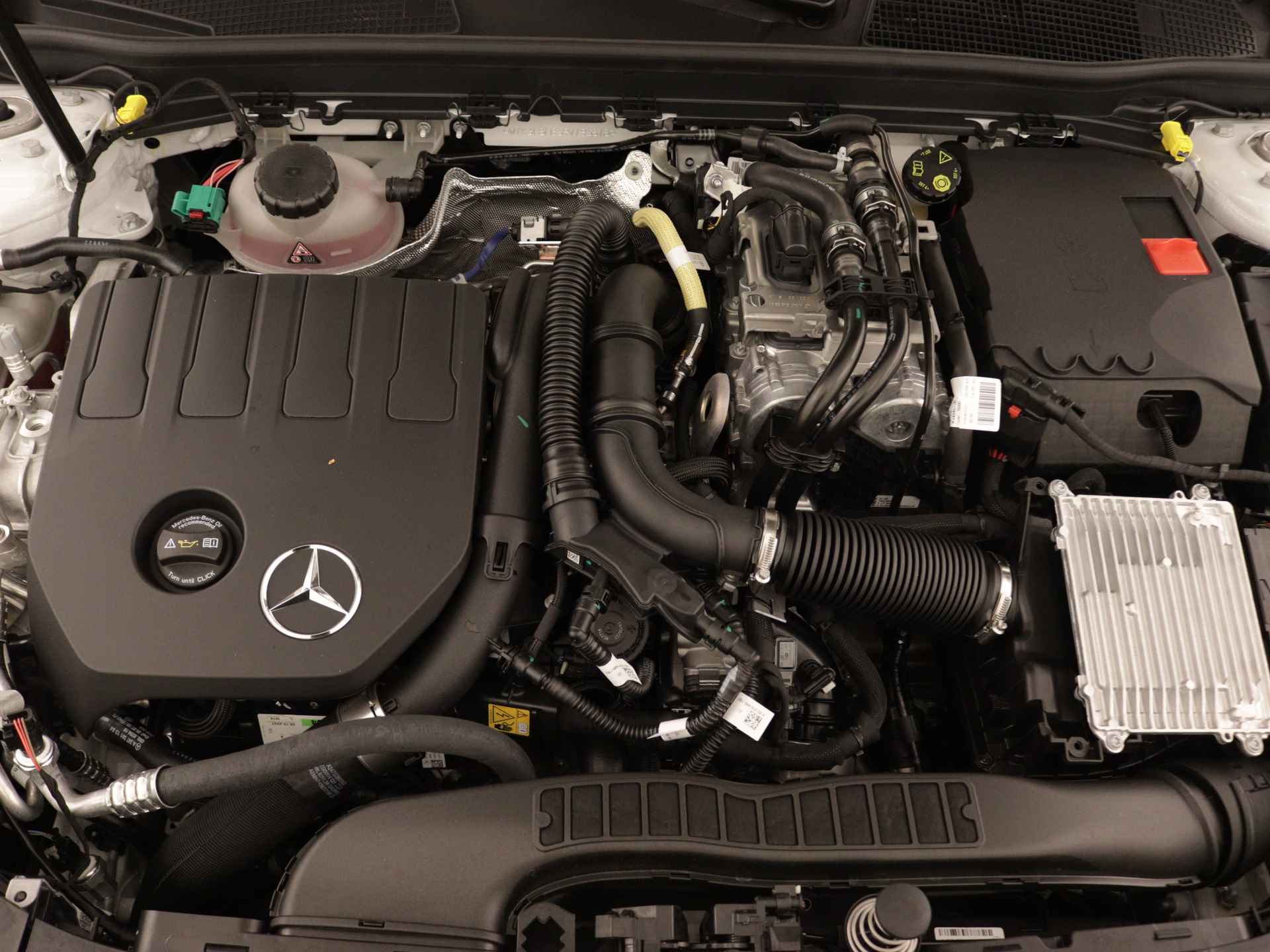 Mercedes-Benz A-Klasse 250 e Business Line | Panoramaschuifdak | Warmtewerend, donkergetint glas achterin | Dodehoekassistent | Extra USB-poorten |  Verwarmde stoelen vooraan | - 37/40