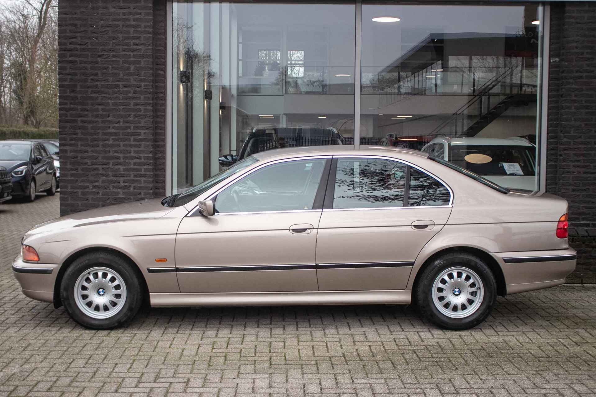 BMW 5 Serie 528i Executive - All-in rijklrprs | Dealer ond. | Orgineel NL | Nieuwstaat - 2/39