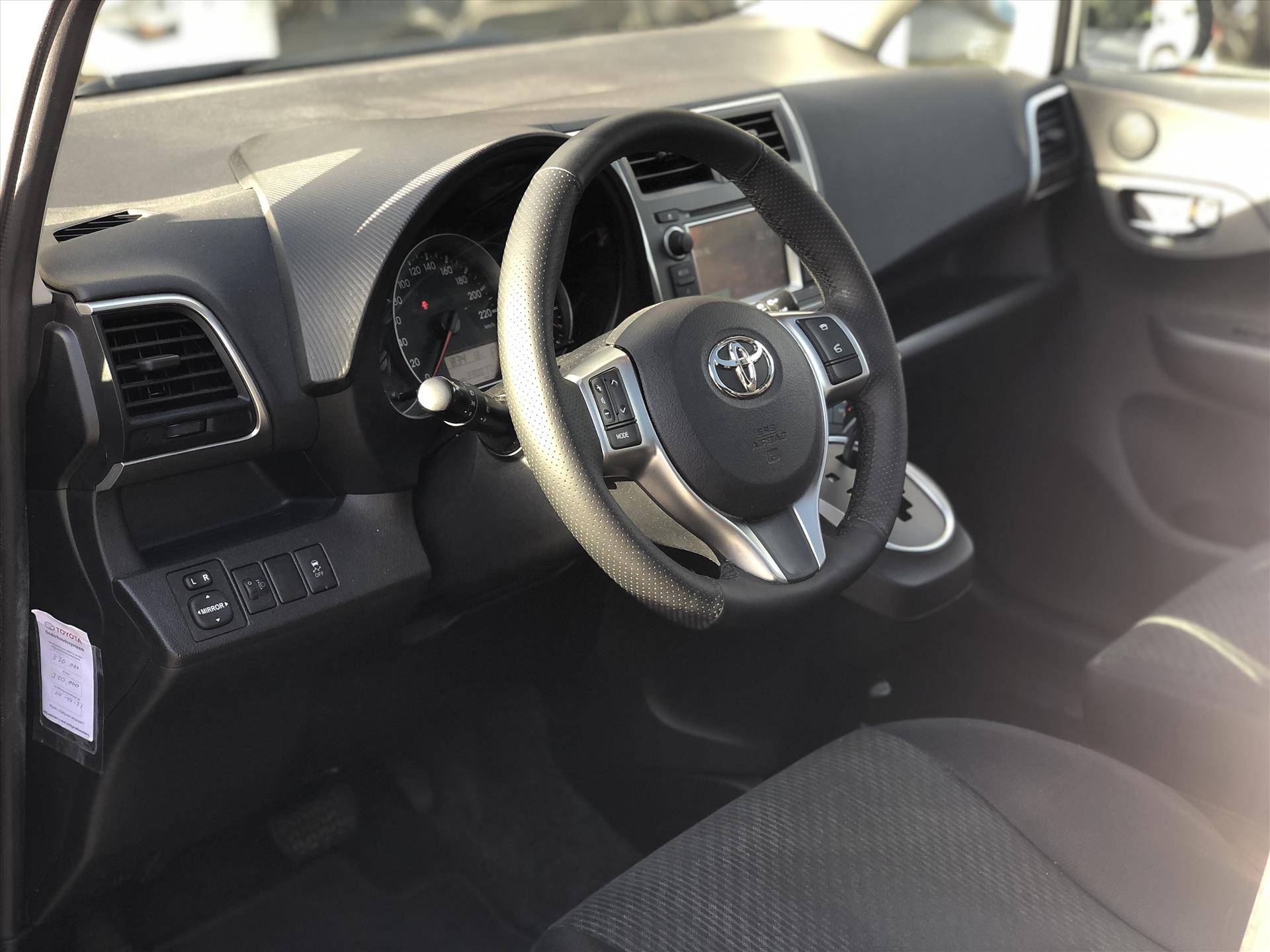 Toyota Verso-S 1.3 VVT-i CVT Automaat Dynamic | Panoramadak, Lichtmetalen velgen, Parkeersensoren, Keyless, Top onderhouden, Fijne instap! - 14/33