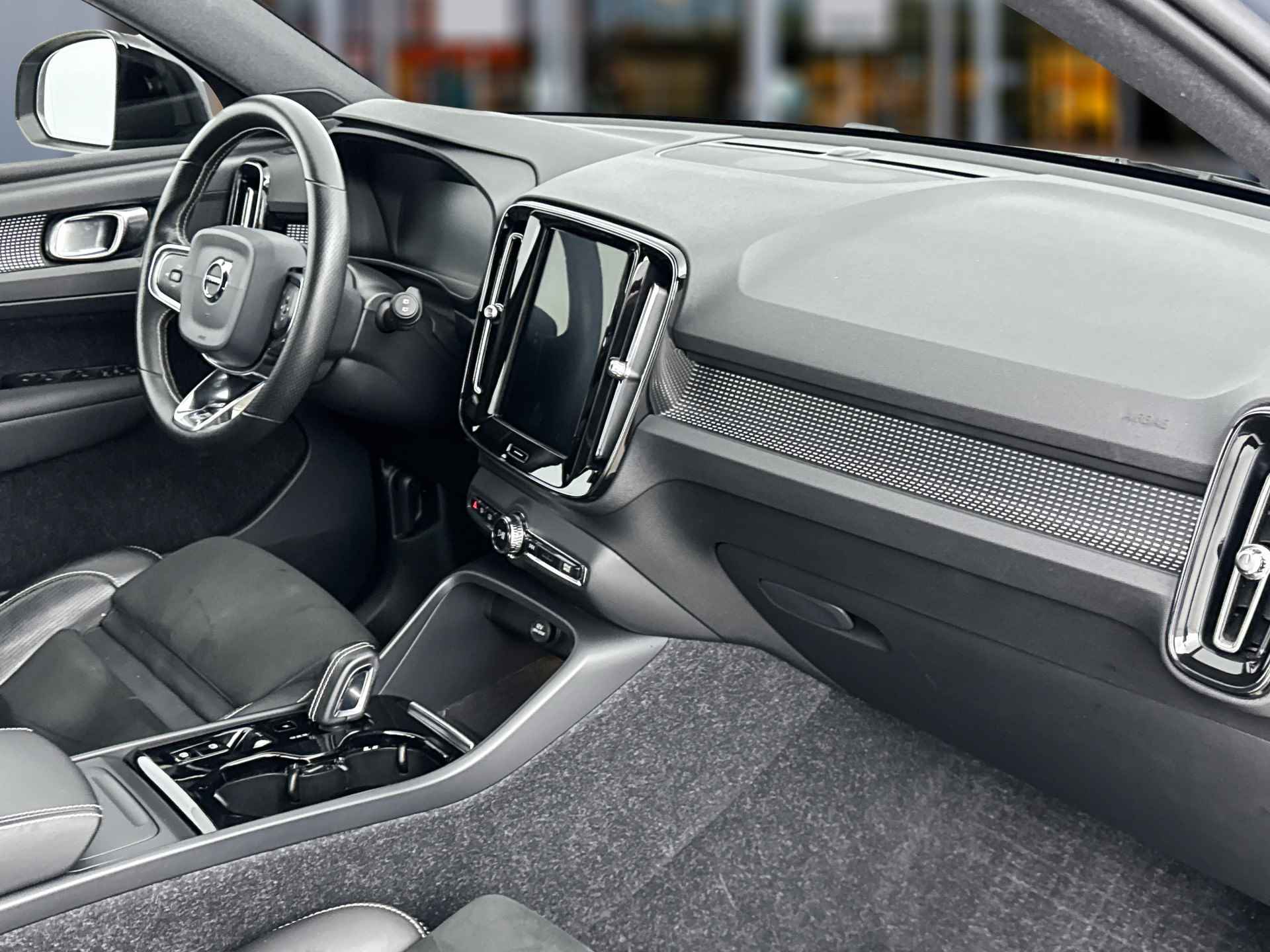 Volvo XC40 T3 A/T R-Design | Leder Nubuck | Keyless | Verwarmbare stoelen/stuurwiel | Standkachel | Camera - 16/35