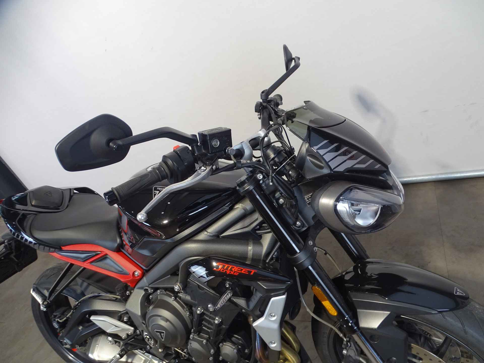 Triumph STREET TRIPLE R - 2/9