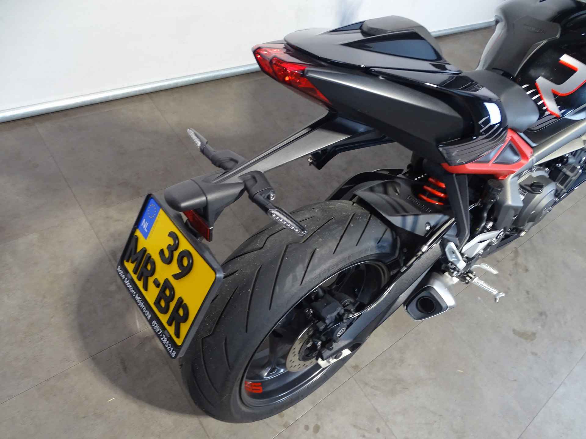 Triumph STREET TRIPLE R - 3/9