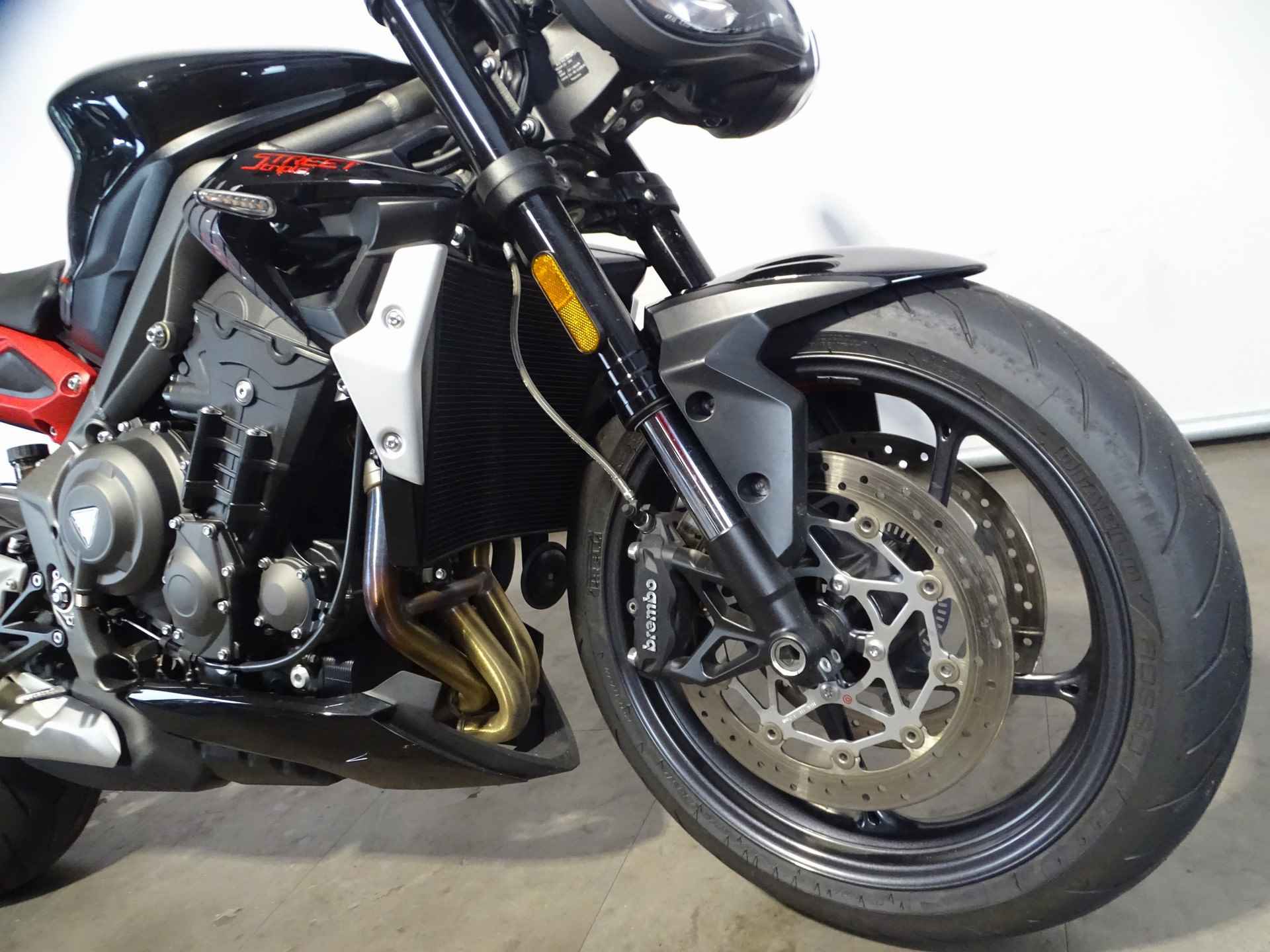 Triumph STREET TRIPLE R - 5/9