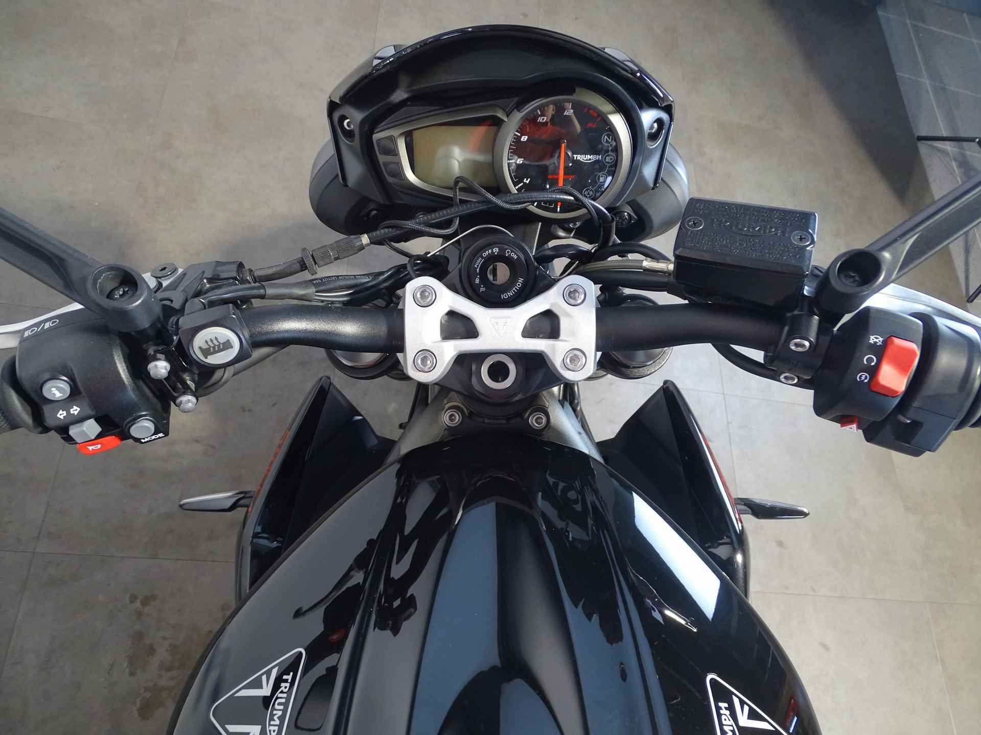 Triumph STREET TRIPLE R - 7/9