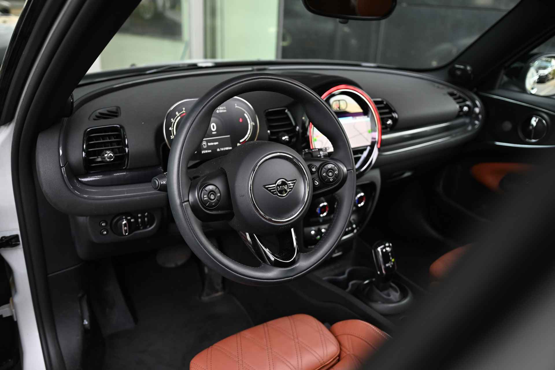 MINI Clubman Cooper Automaat / Panoramadak / Achteruitrijcamera / LED / Comfort Access / Park Assistant / Comfortstoelen / Harman-Kardon - 17/24