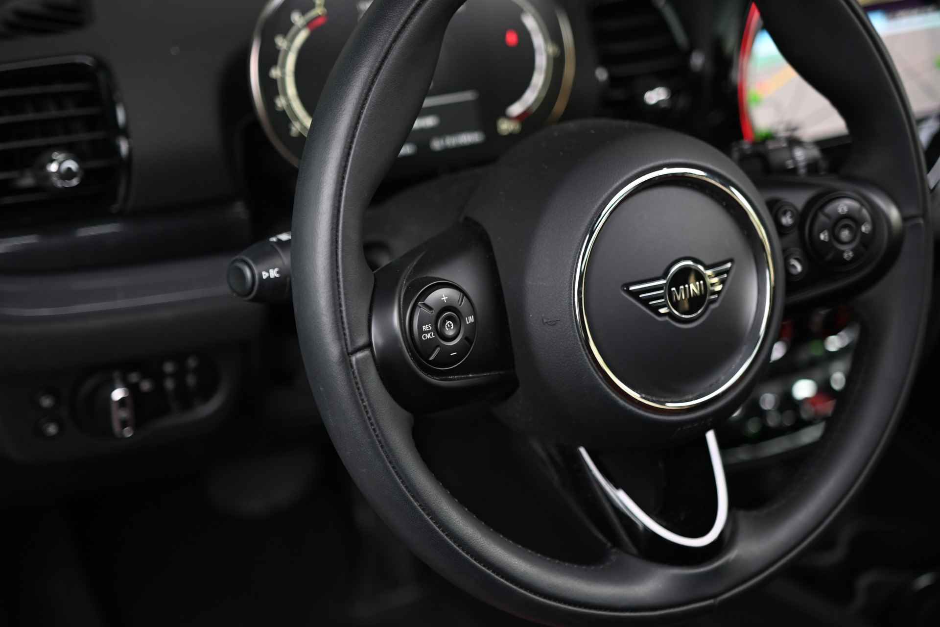 MINI Clubman Cooper Automaat / Panoramadak / Achteruitrijcamera / LED / Comfort Access / Park Assistant / Comfortstoelen / Harman-Kardon - 18/24