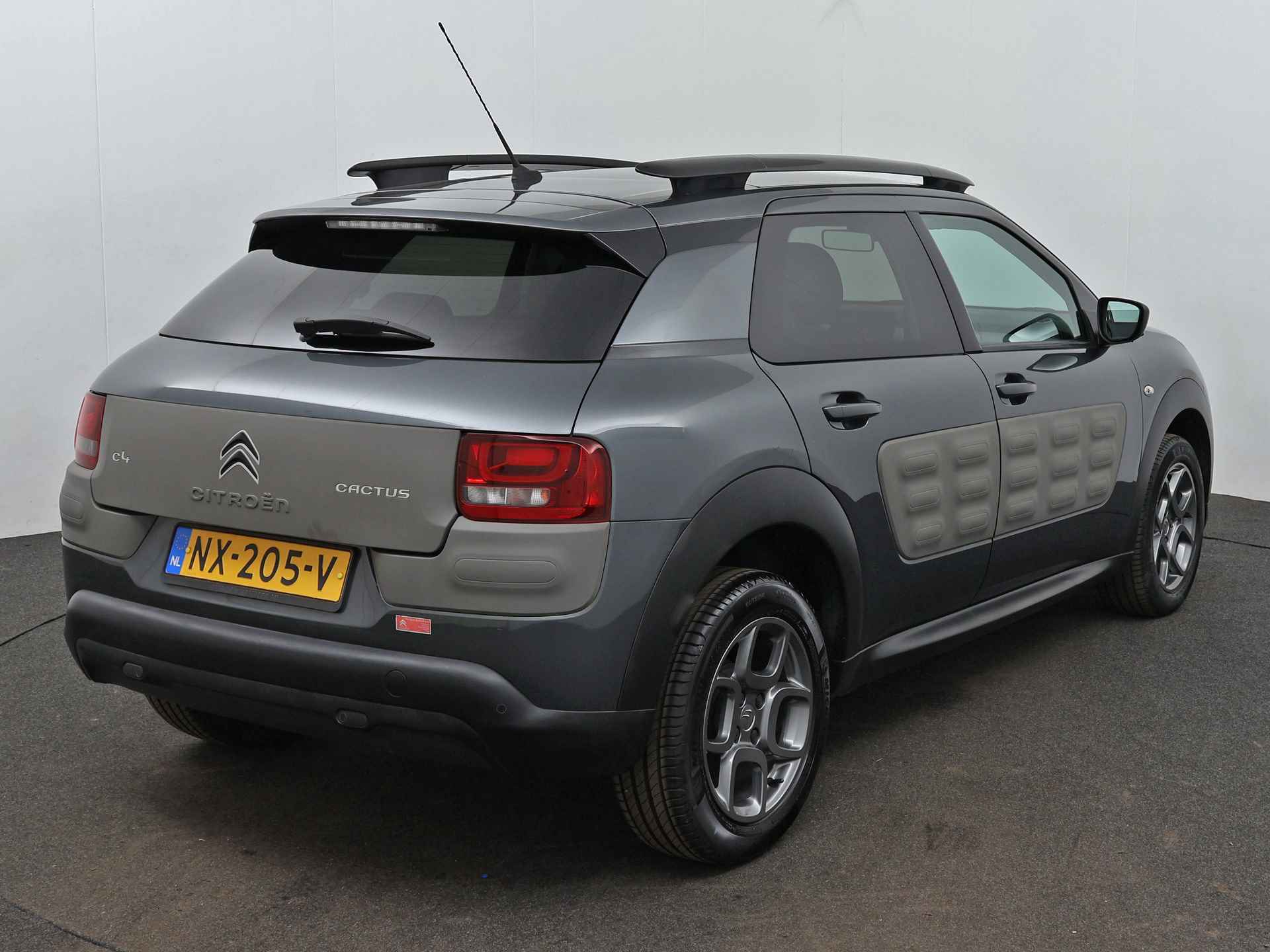 Citroën C4 Cactus PureTech 82pk Automaat ETG Shine Rijklaar Navigatie | panoramadak | parkeersensoren - 2/25