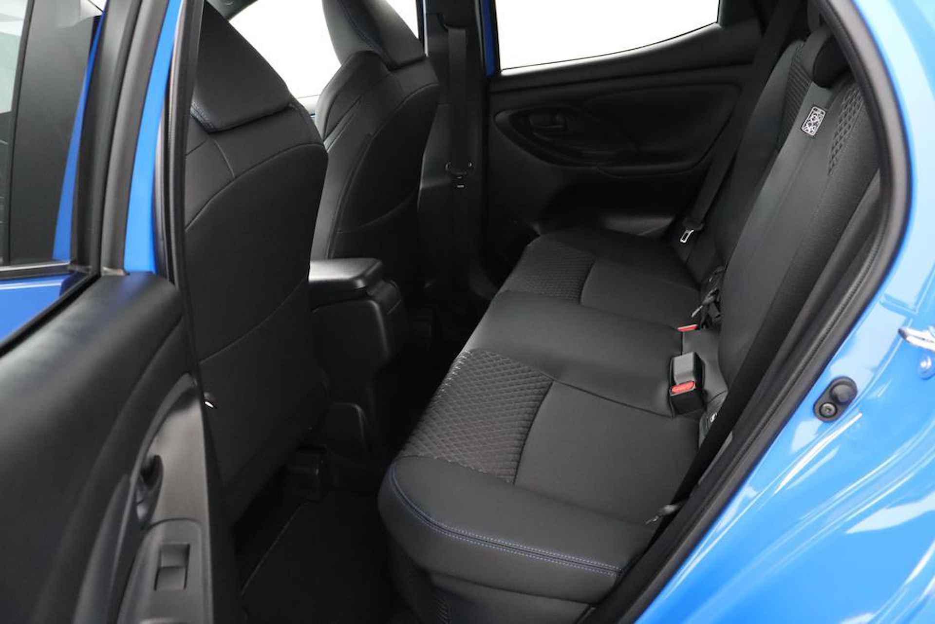 Toyota Yaris 1.5 Hybrid Launch Edition | Navigatie | Stoel / Stuurverwarming | Parkeersensoren | Leer | JBL Audio | - 18/54