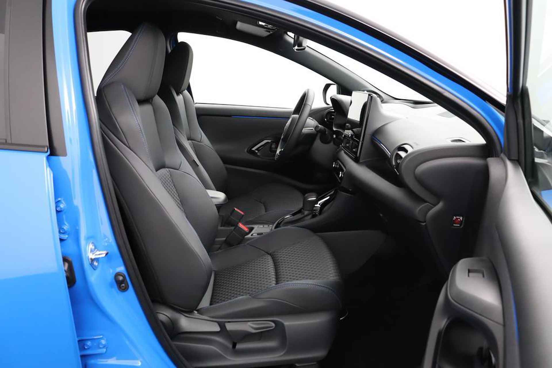 Toyota Yaris 1.5 Hybrid Launch Edition | Navigatie | Stoel / Stuurverwarming | Parkeersensoren | Leer | JBL Audio | - 22/54