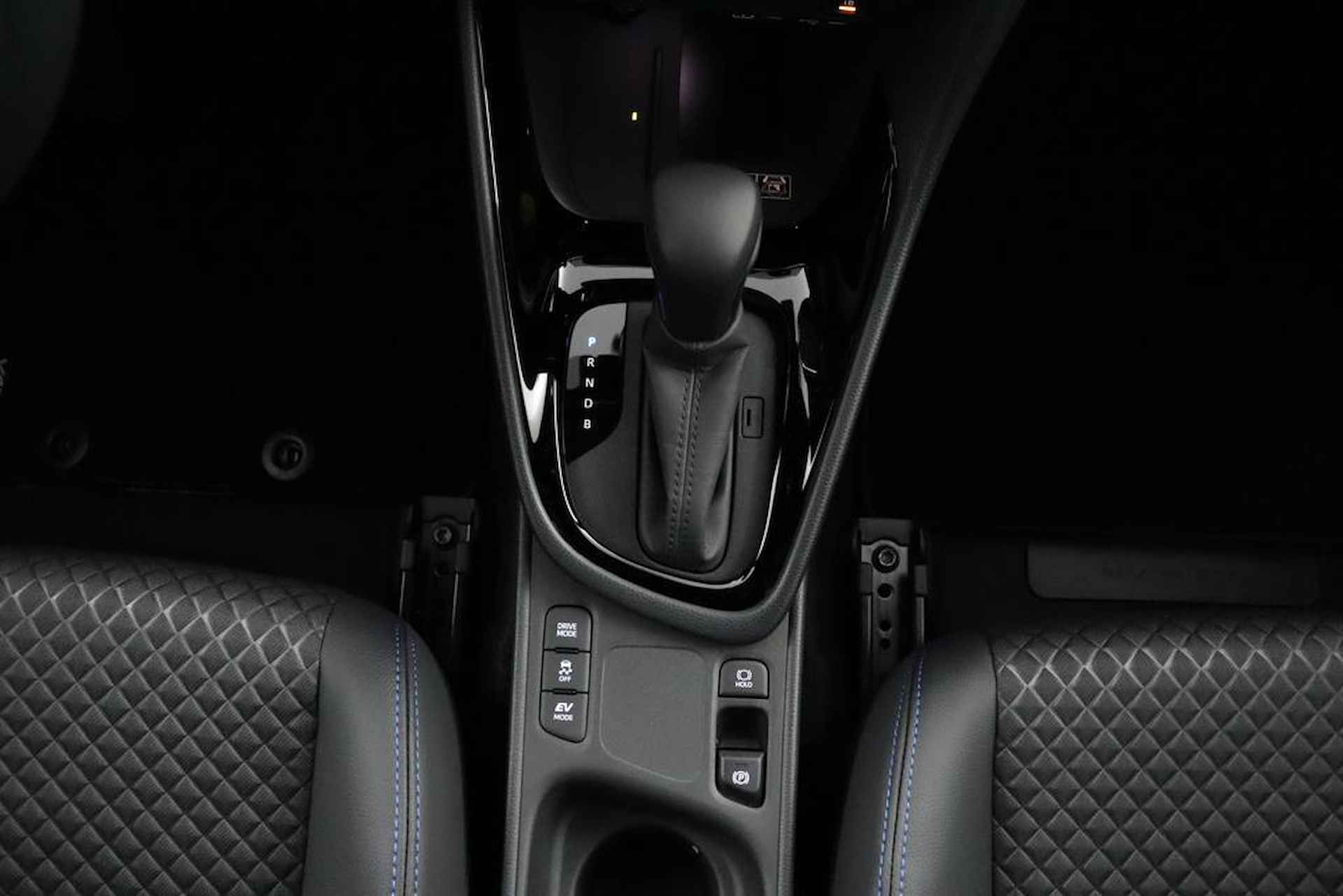 Toyota Yaris 1.5 Hybrid Launch Edition | Navigatie | Stoel / Stuurverwarming | Parkeersensoren | Leer | JBL Audio | - 26/54