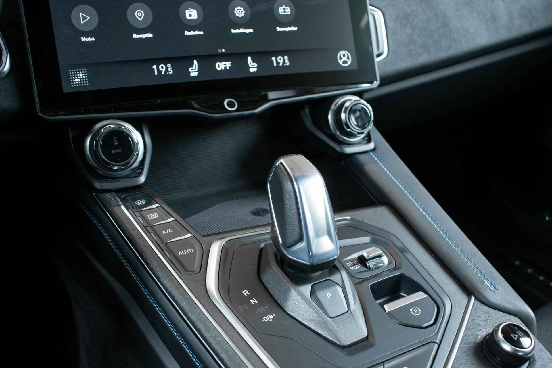 Lynk & Co 01 Plug-in Hybride | Garantie tot 1-2027!| Trekhaak | Panoramadak | Infinity audio | 360° Parkeercamera | Parkeersensoren voor + achter | Stoelverwarming |  Adaptive cruise control | Apple carplay & Android auto | Elektrisch verstelb. bestuurdersstoel - 26/33