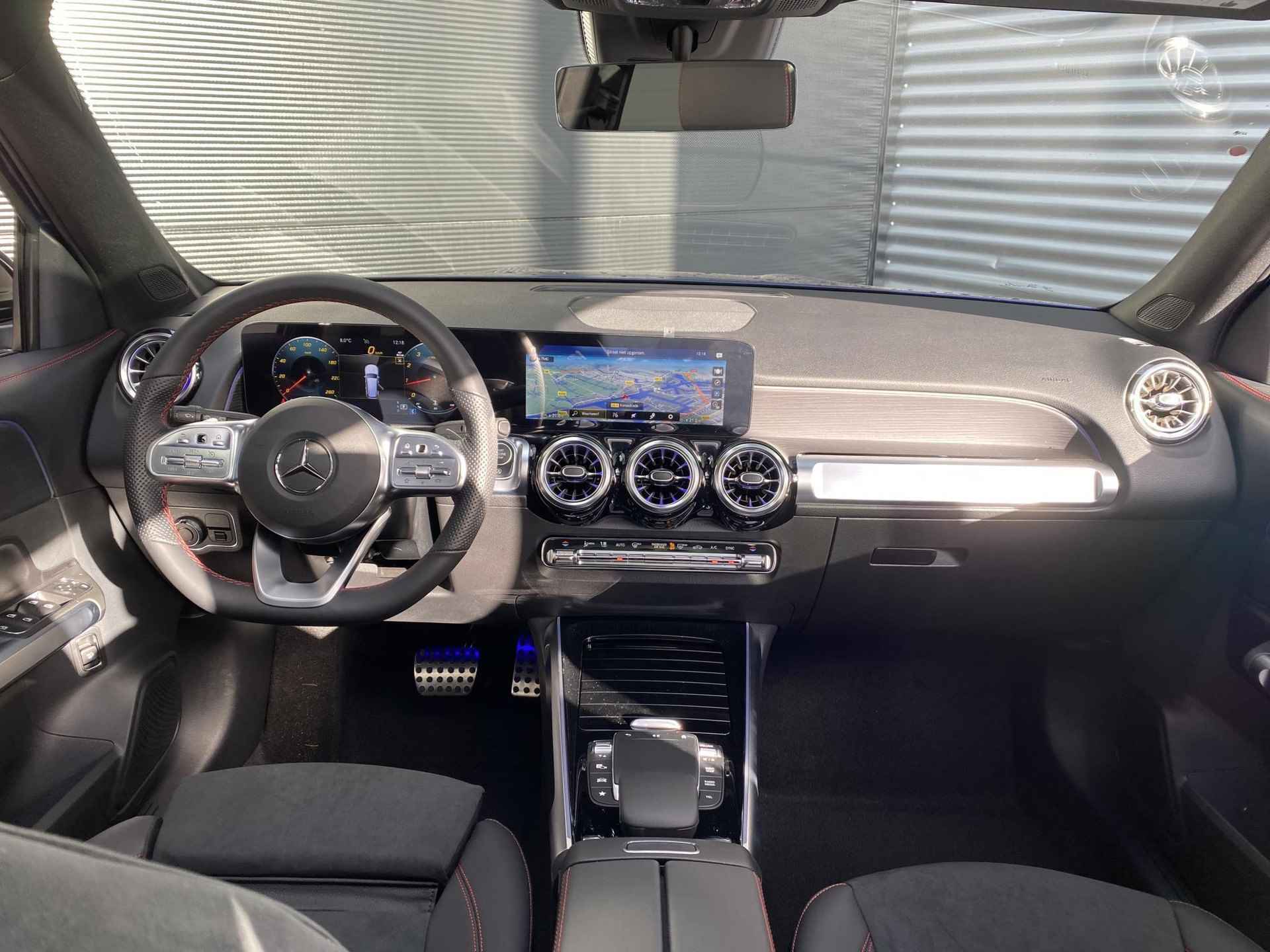 Mercedes-Benz GLB 180 AMG Line | Nightpakket | Panoramadak | Achteruitrijcamera | Stoelverwarming | Trekhaak - 17/20