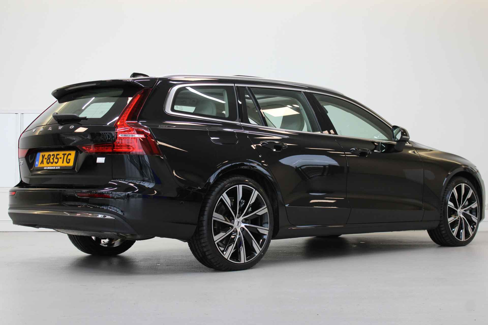 Volvo V60 T6 350PK AWD Ultra Bright | B&W Audio | Gelam Glas | Massage | Nappa | 20'' | Head Up | Adapt LED - 3/64