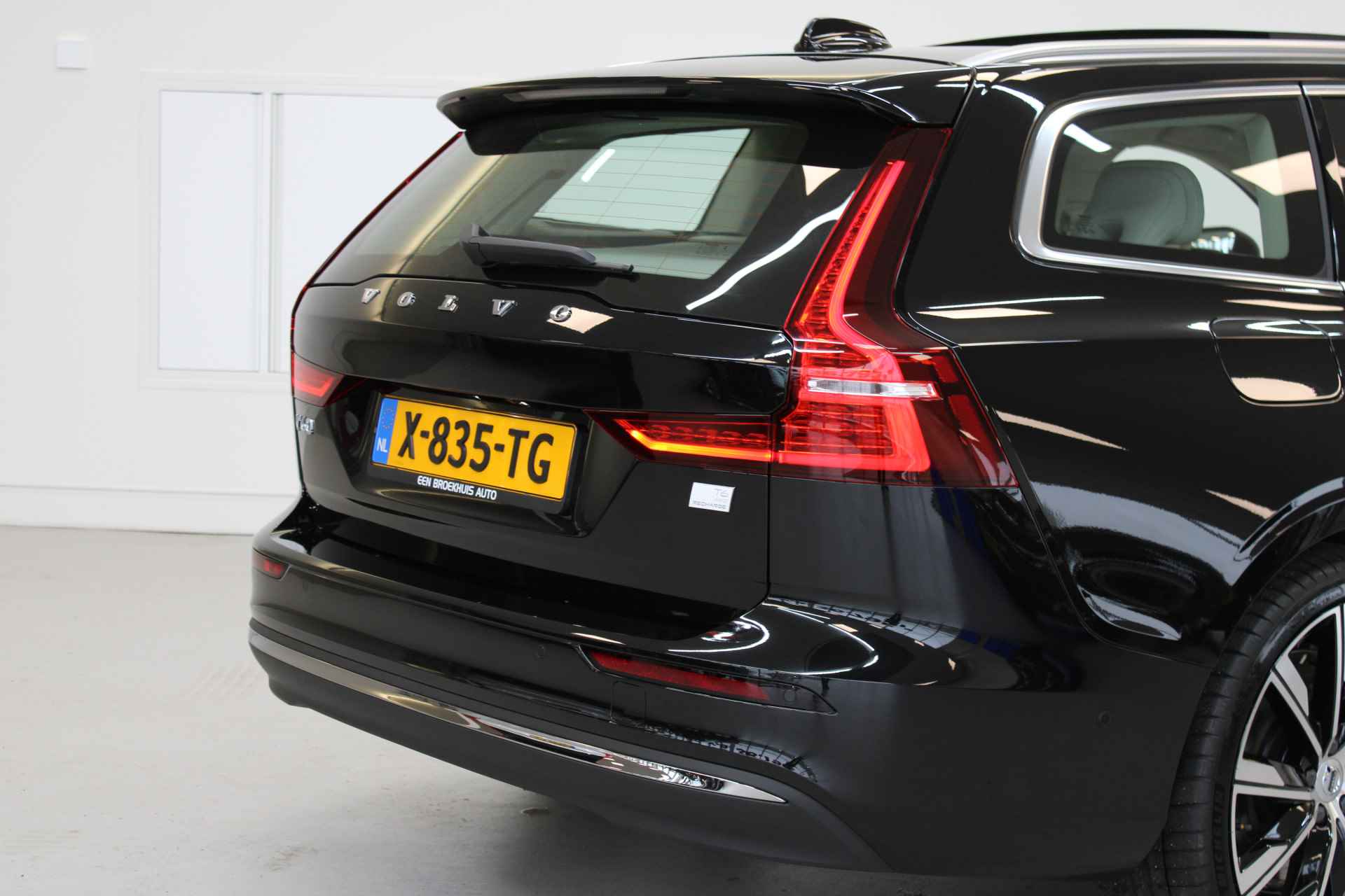 Volvo V60 T6 350PK AWD Ultra Bright | B&W Audio | Gelam Glas | Massage | Nappa | 20'' | Head Up | Adapt LED - 54/64