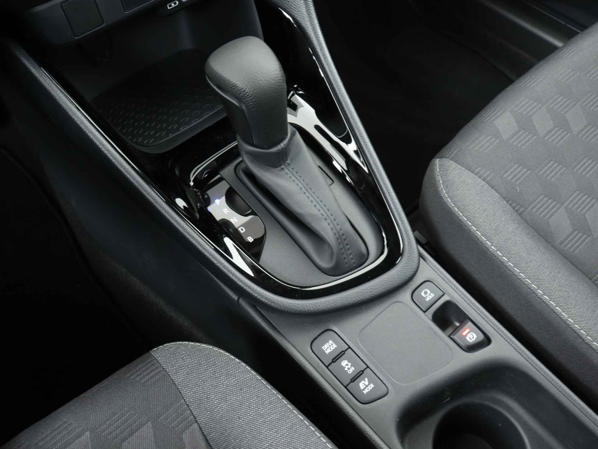 Toyota Yaris Hybrid 115 First Edition Apple Carplay/Android Auto | Adaptief Cruise Controle | Achteruitrijcamera - 13/41