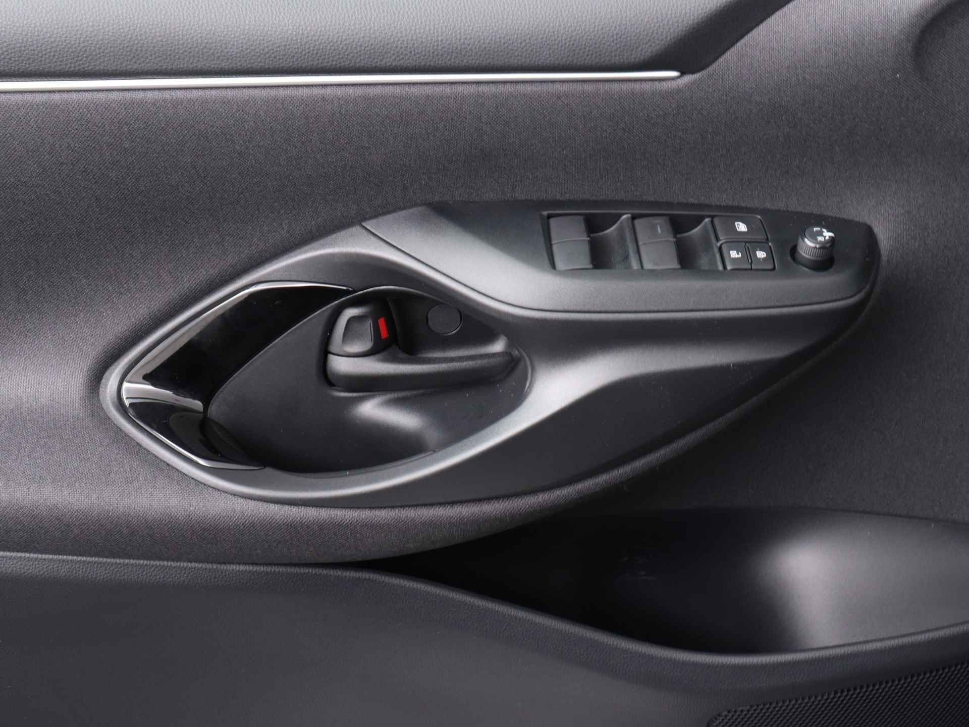 Toyota Yaris Hybrid 115 First Edition Apple Carplay/Android Auto | Adaptief Cruise Controle | Achteruitrijcamera - 32/41