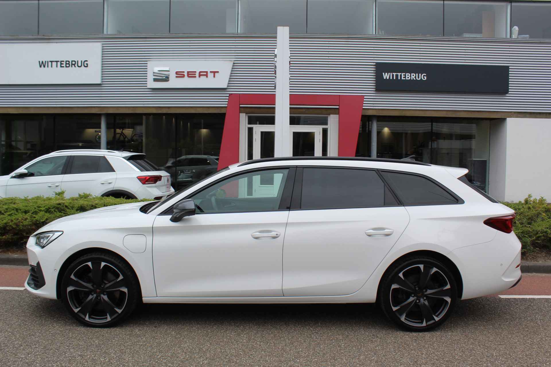 CUPRA Leon Sportstourer 1.4 e-Hybrid VZ Adrenaline / CAMERA / 19"LMV / NAVI / APP.Connect - 8/36