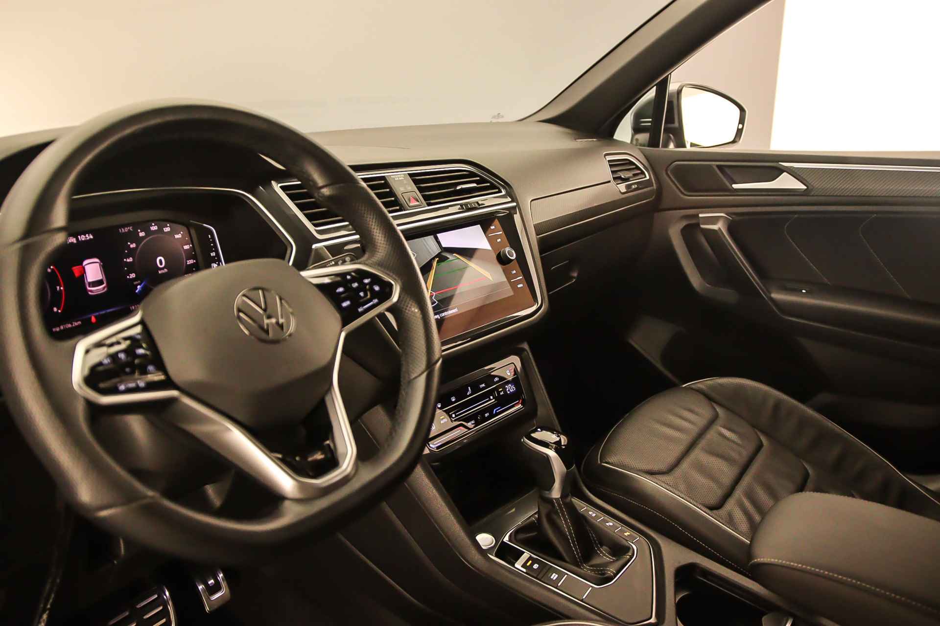 Volkswagen Tiguan Allspace R-Line 7p. 1.5 TSI 150pk DSG Automaat Trekhaak, Lederen bekleding, Panoramadak, Adaptive cruise control, 3e zitrij, Achteruitrijcamera, Navigatie, LED matrix koplampen, Elektrische achterklep - 5/48