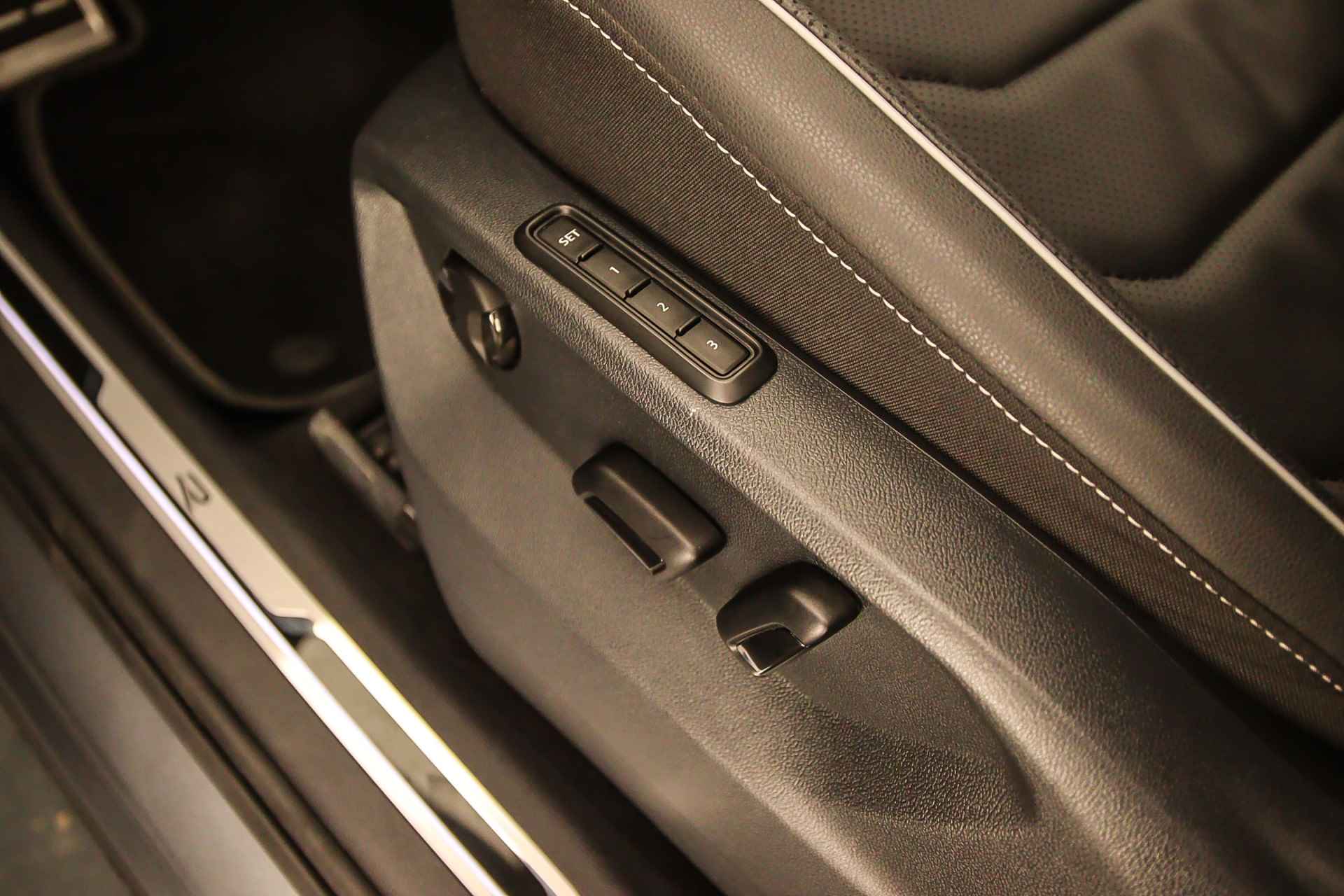 Volkswagen Tiguan Allspace R-Line 7p. 1.5 TSI 150pk DSG Automaat Trekhaak, Lederen bekleding, Panoramadak, Adaptive cruise control, 3e zitrij, Achteruitrijcamera, Navigatie, LED matrix koplampen, Elektrische achterklep - 34/48