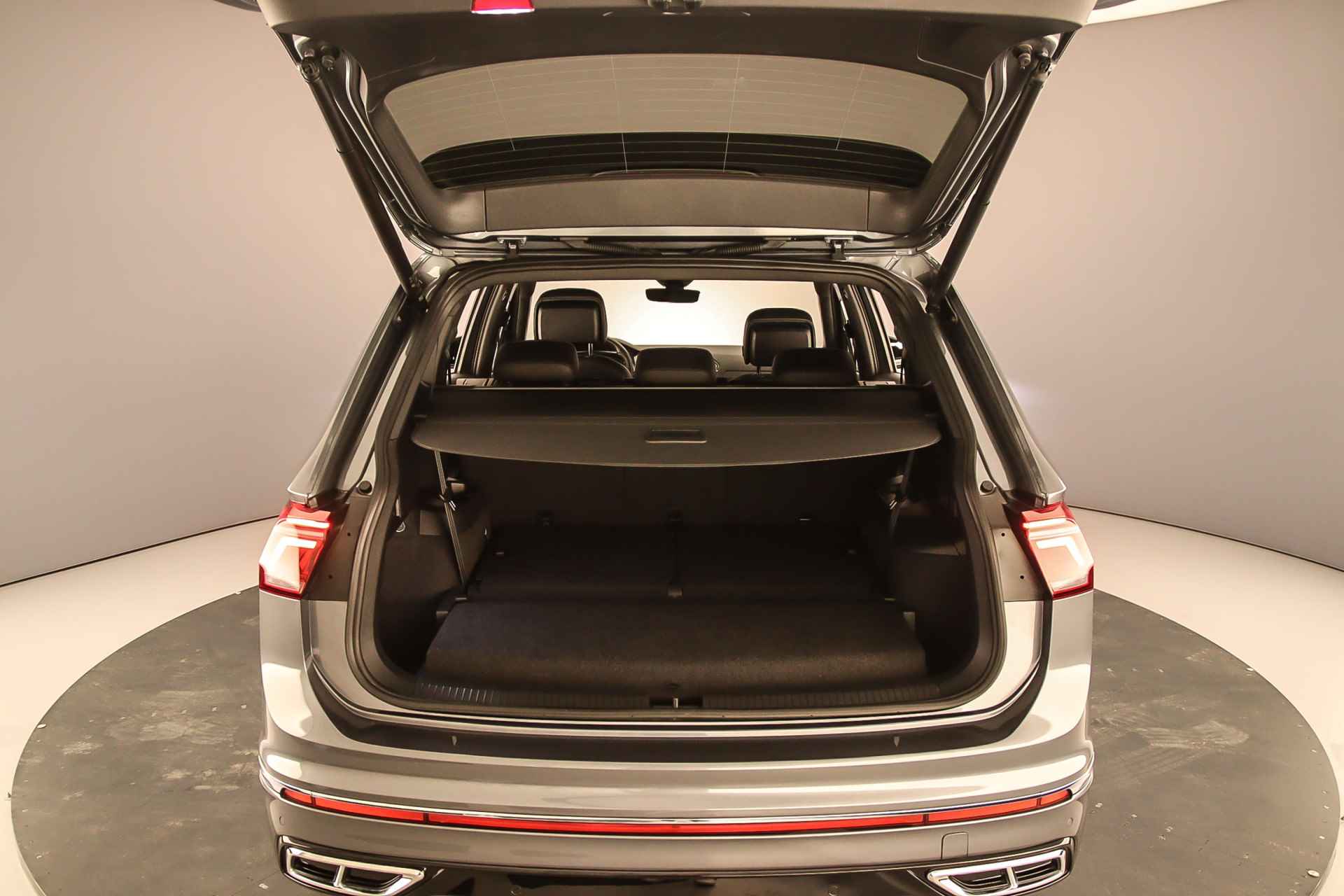 Volkswagen Tiguan Allspace R-Line 7p. 1.5 TSI 150pk DSG Automaat Trekhaak, Lederen bekleding, Panoramadak, Adaptive cruise control, 3e zitrij, Achteruitrijcamera, Navigatie, LED matrix koplampen, Elektrische achterklep - 39/48