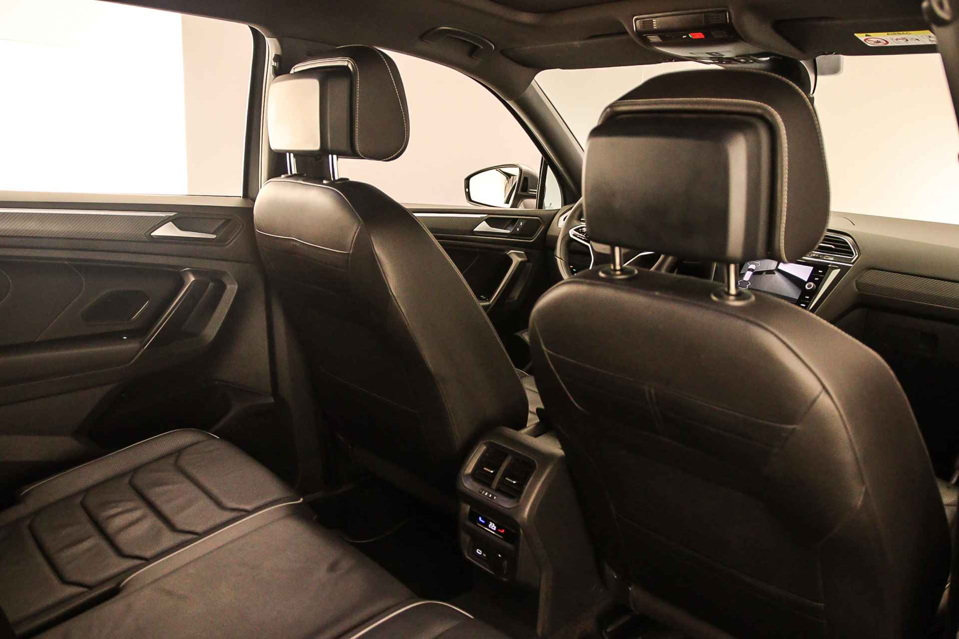 Volkswagen Tiguan Allspace R-Line 7p. 1.5 TSI 150pk DSG Automaat Trekhaak, Lederen bekleding, Panoramadak, Adaptive cruise control, 3e zitrij, Achteruitrijcamera, Navigatie, LED matrix koplampen, Elektrische achterklep - 41/48