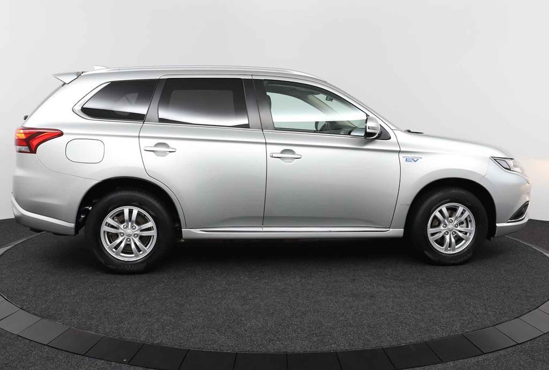 Mitsubishi Outlander 2.4 PHEV Pure | Eerste Eigenaar | Dealer ondh.| Lichtmetalen velgen | Privacy Glass | Apple Carplay / Android Auto NAVI | Parkeerhulp | Camera - 4/50