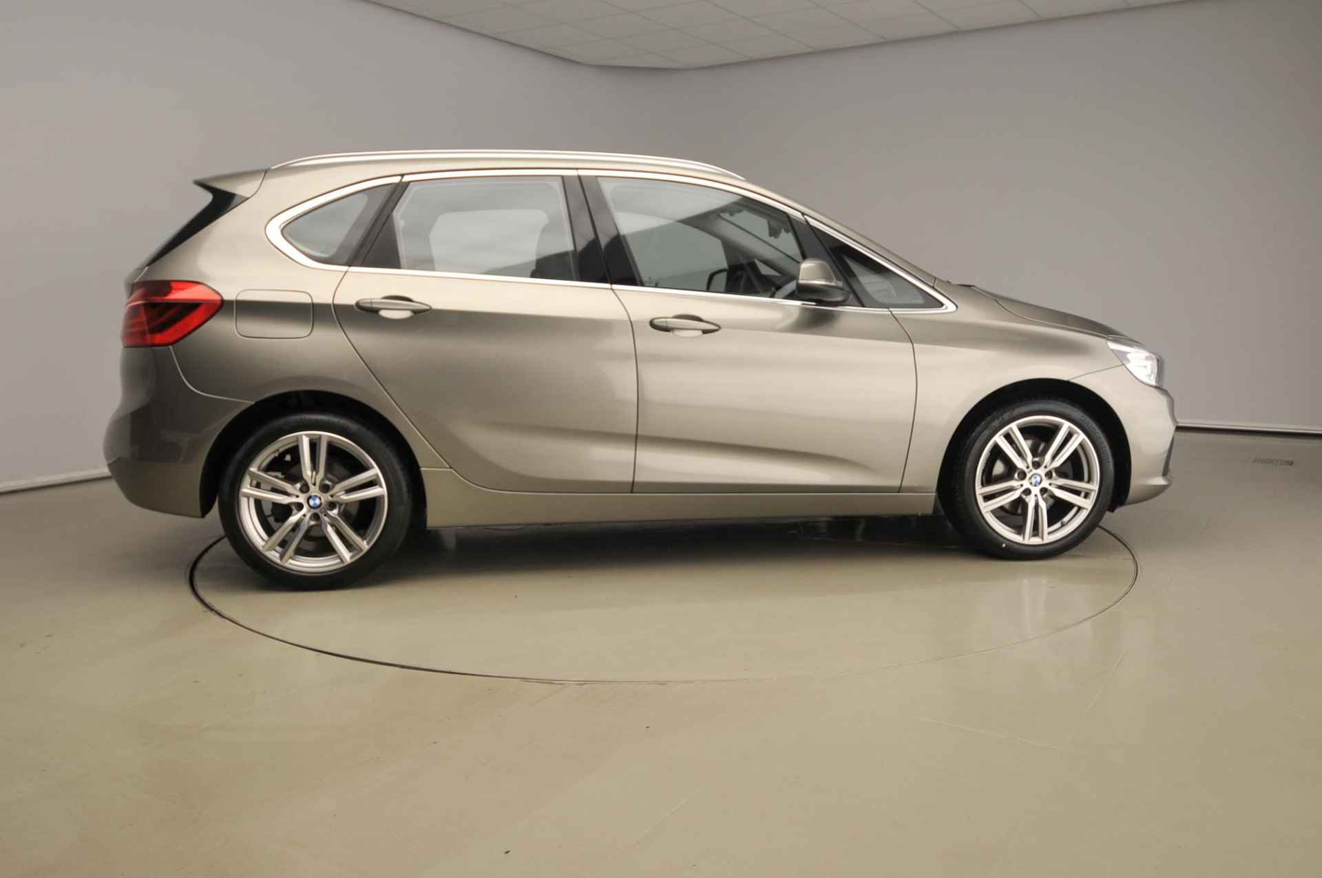 BMW 2 Serie Active Tourer 218i Centennial High Executive | Head-Up | Alu velgen 18" | Stoelverwarming | Stoelen elektrisch - 4/45