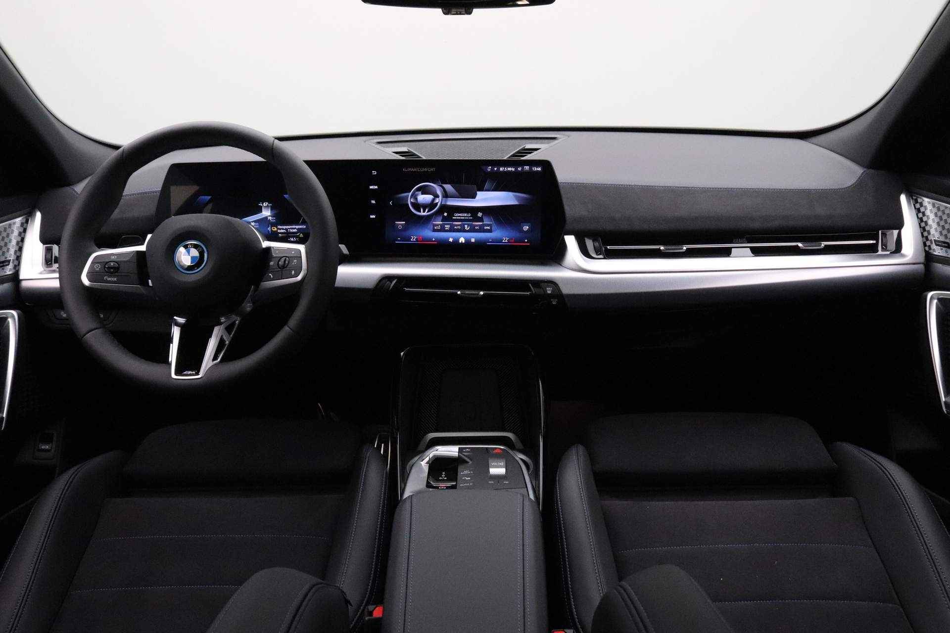 BMW iX2 eDrive20 67kWh | Achteruitrijcamera | Comfort Access | Driving Assistant Plus | Stoelverwarming | Panoramadak | Harman Kardon | PDC | Stuurwielverwarming | Trekhaak elektrisch wegklapbaar | - 3/26