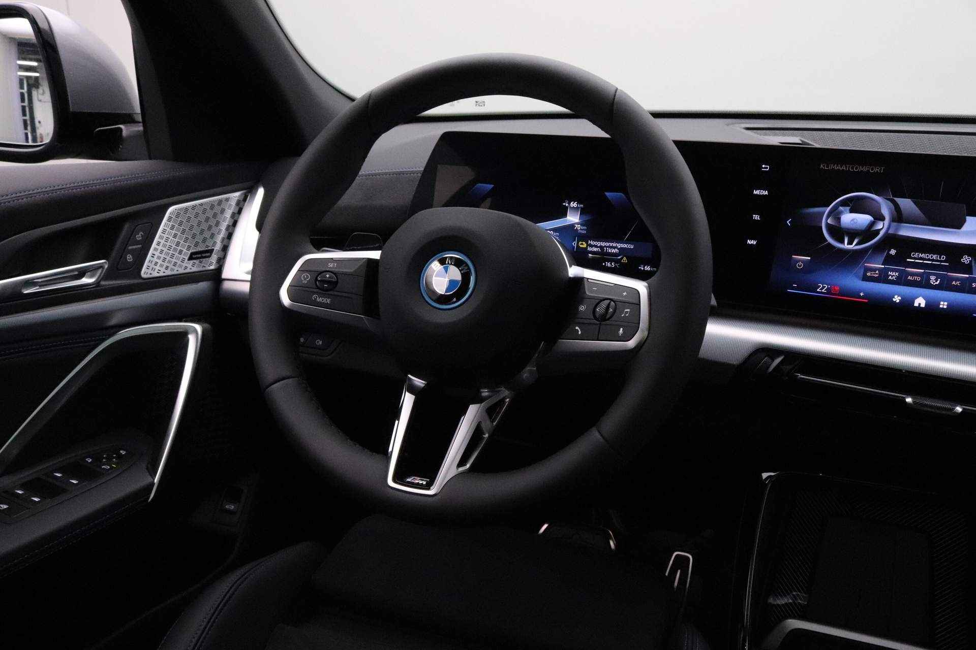 BMW iX2 eDrive20 67kWh | Achteruitrijcamera | Comfort Access | Driving Assistant Plus | Stoelverwarming | Panoramadak | Harman Kardon | PDC | Stuurwielverwarming | Trekhaak elektrisch wegklapbaar | - 24/26