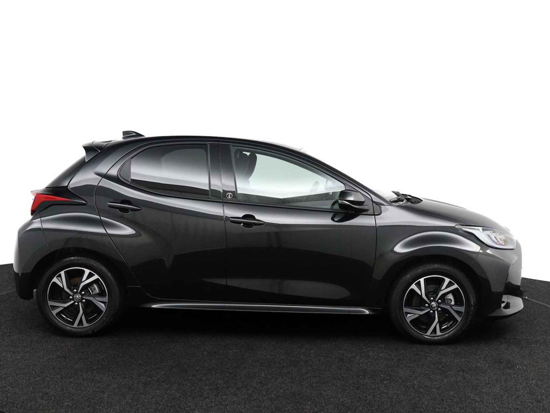 Toyota Yaris 1.5 Hybrid 115 First Edition | Winterpakket | Apple Carplay | Android Auto | Stoelverwarming | Stuurwielverwarming | - 7/42