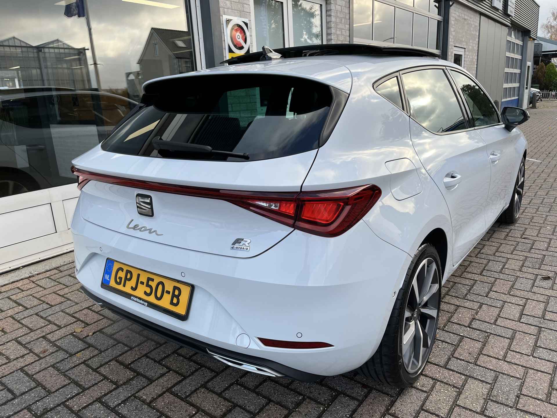 SEAT Leon 1.4 TSI eHybrid PHEV FR / AUTOMAAT/ PANO/ CAMERA/ PARK. SENSOREN/ DODE HOEK/ MATRIX/ MEMORY SEATS/ KEYLESS/ STOEL EN STUUR VERWARM./ ADAPT. CRUISE/ APP CONNECT/ NAVI/ CLIMA/ DAB/ - 45/50