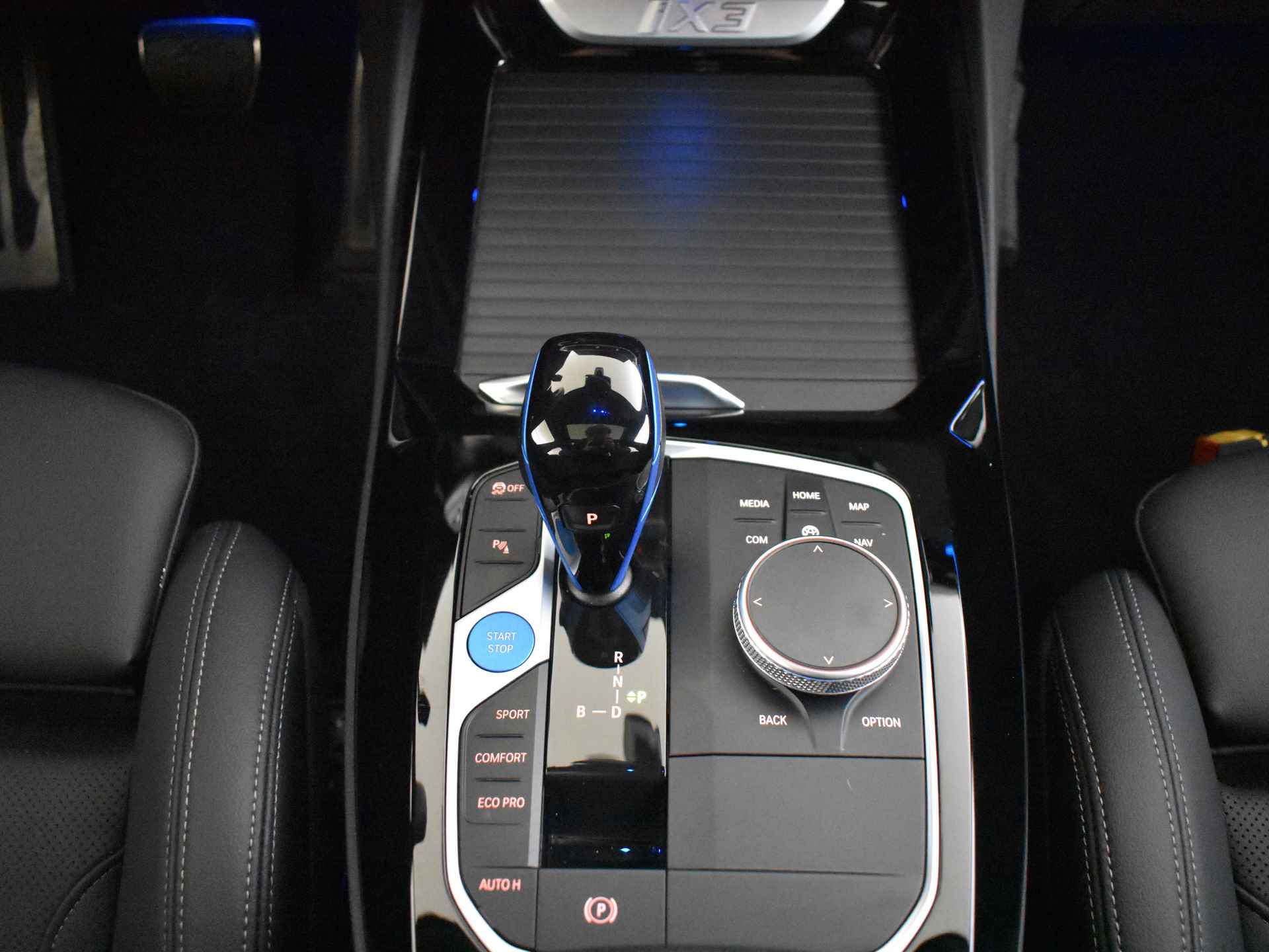 BMW iX3 Executive 74 kWh / Sportstoelen / Driving Assistant Professional / Parking Assistant / Stoelverwarming - 31/54