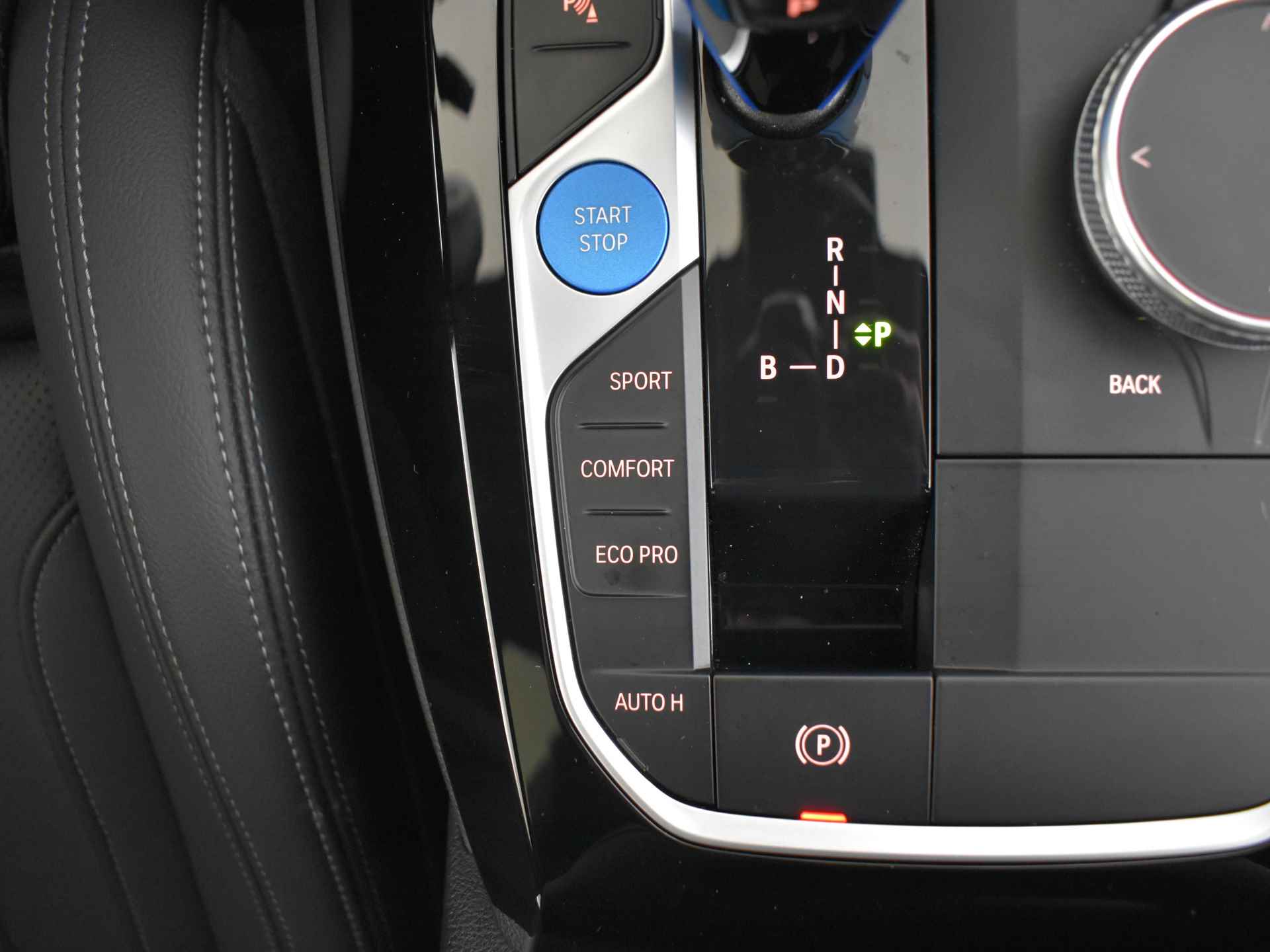 BMW iX3 Executive 74 kWh / Sportstoelen / Driving Assistant Professional / Parking Assistant / Stoelverwarming - 34/54