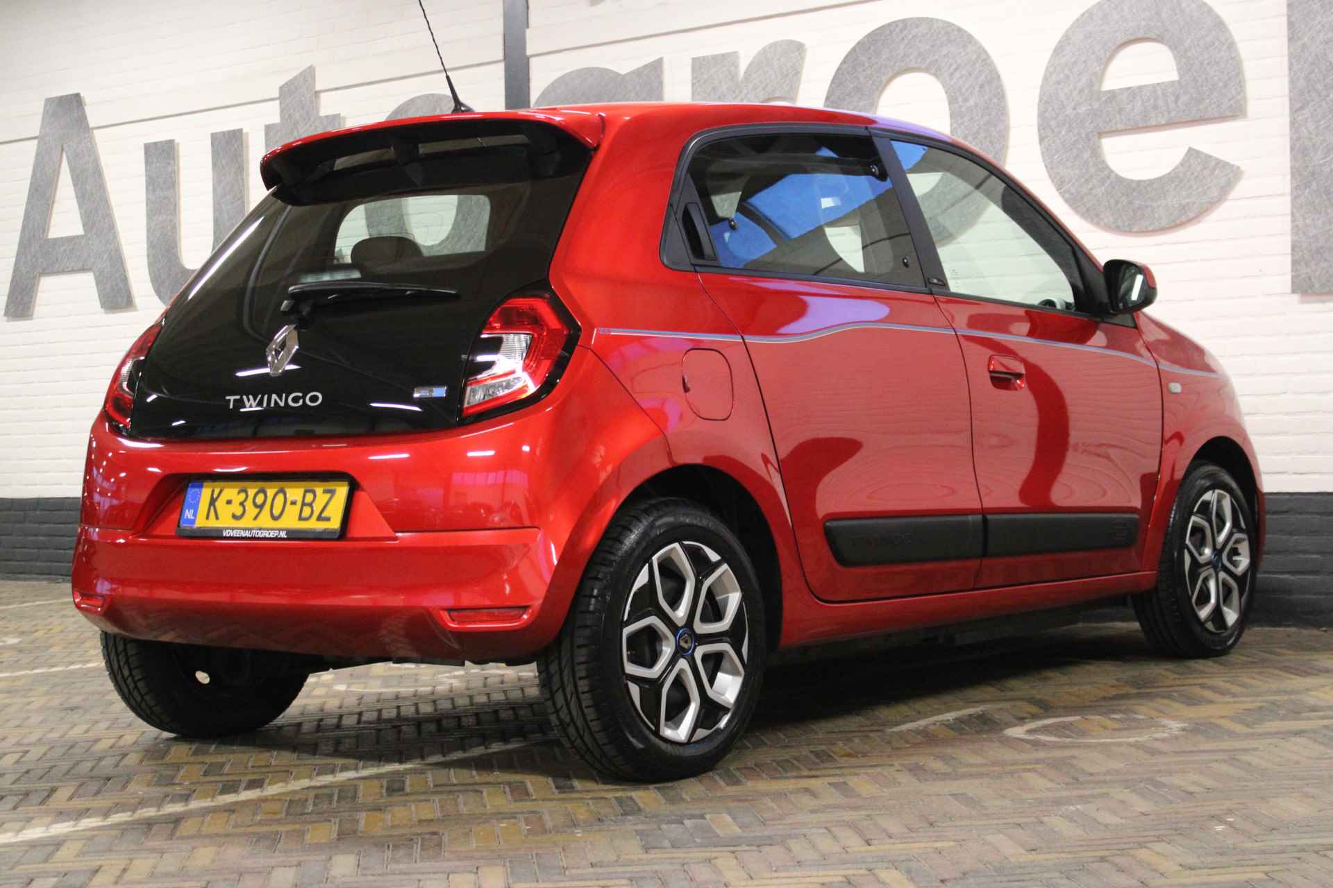 Renault Twingo Z.E. R80 Collection | Incl. 12 maanden garantie | €2.000.- subsidie mogelijk | Cruise control | Climate control | Rijklaar | Navigatie | Bluetooth | DAB radio | - 4/46