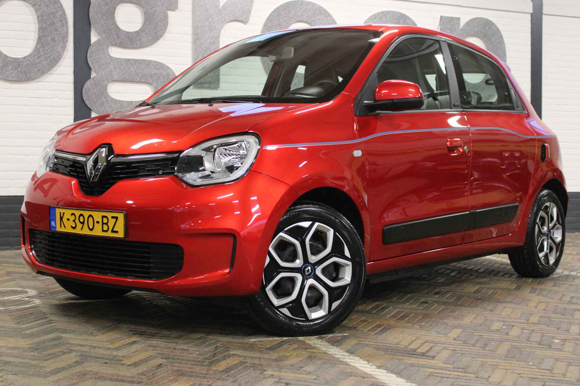 Renault Twingo Z.E. R80 Collection | Incl. 12 maanden garantie | €2.000.- subsidie mogelijk | Cruise control | Climate control | Rijklaar | Navigatie | Bluetooth | DAB radio | - 5/46