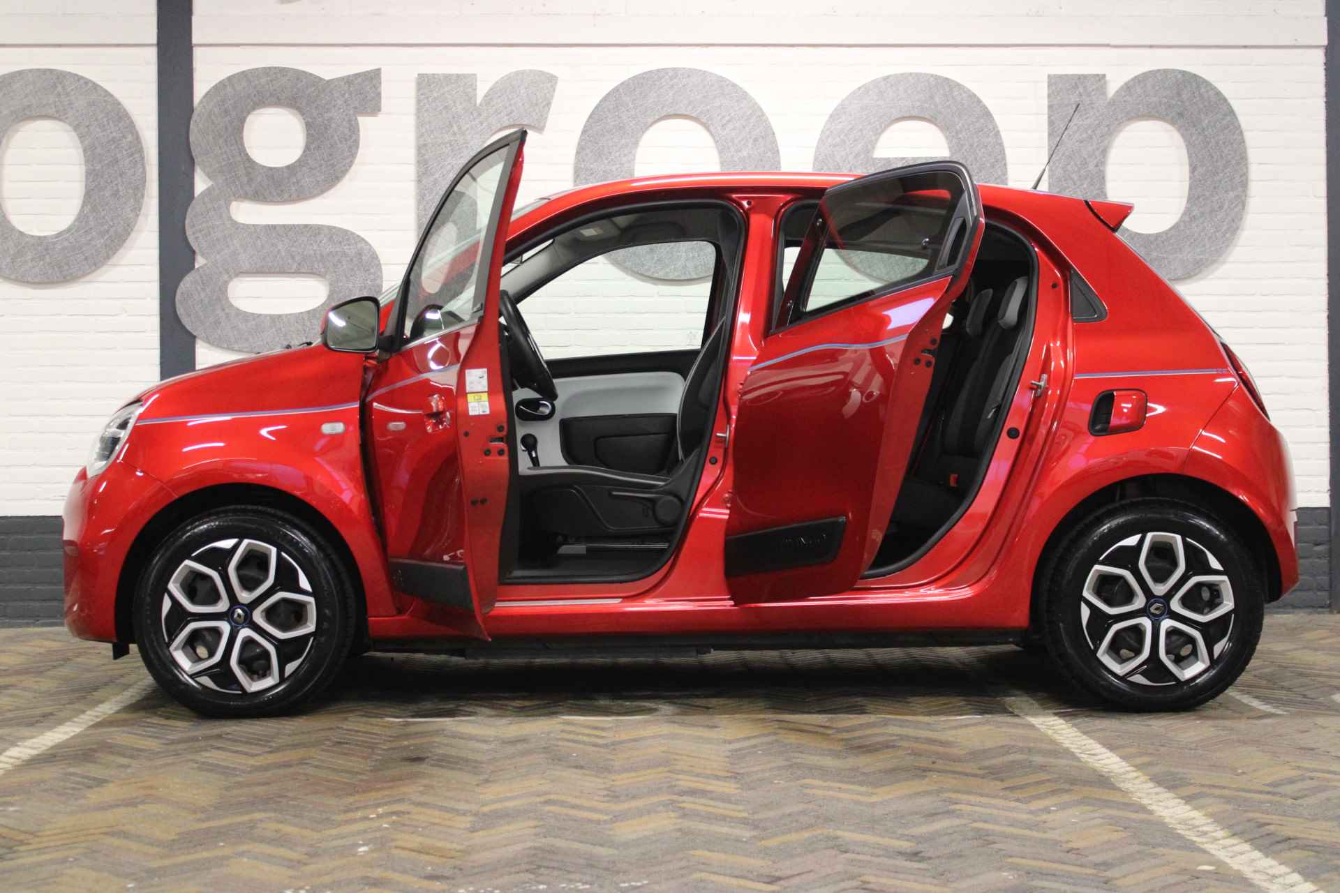 Renault Twingo Z.E. R80 Collection | Incl. 12 maanden garantie | €2.000.- subsidie mogelijk | Cruise control | Climate control | Rijklaar | Navigatie | Bluetooth | DAB radio | - 14/46