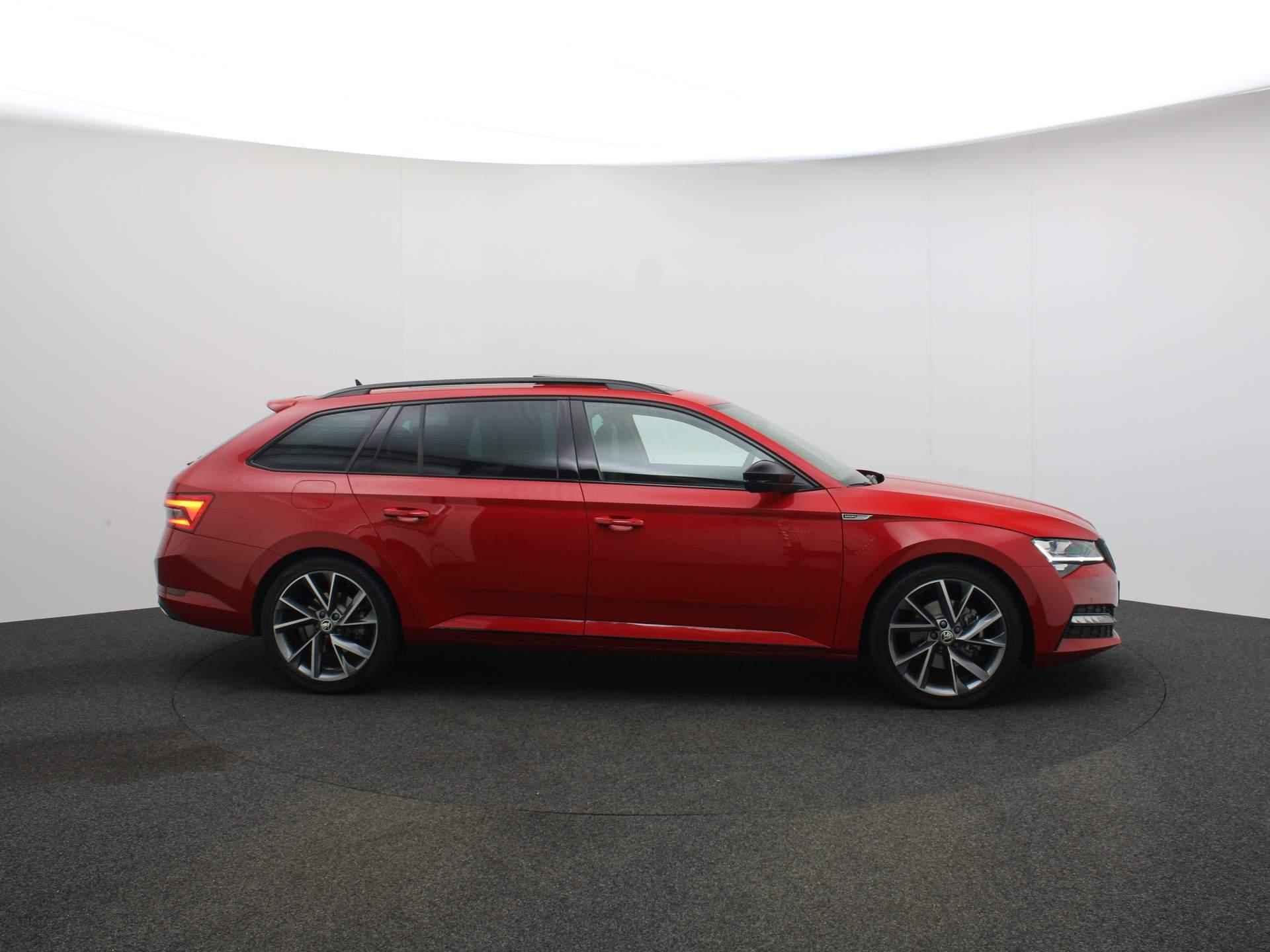 Škoda Superb Combi Sportline Business 1.5 TSI 150pk DSG Automaat Panoramadak, LED matrix koplampen, Navigatie, Adaptive cruise control, Stoelverwarming, Achteruitrijcamera, Verwarmde voorruit, Parkeersensoren - 7/48