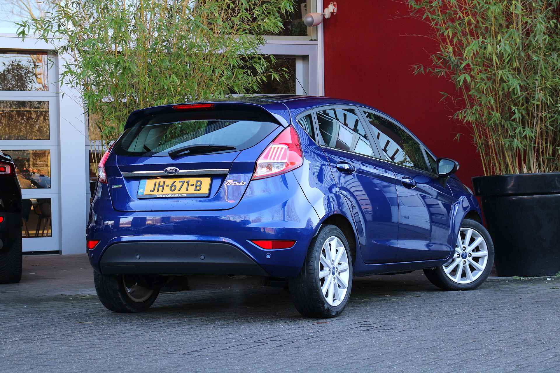 Ford Fiesta 1.0 EcoBoost 100pk Titanium 5-Deurs | Cruise Control | Navigatie | Parkeersensoren | Climate Control | NL-auto - 2/18