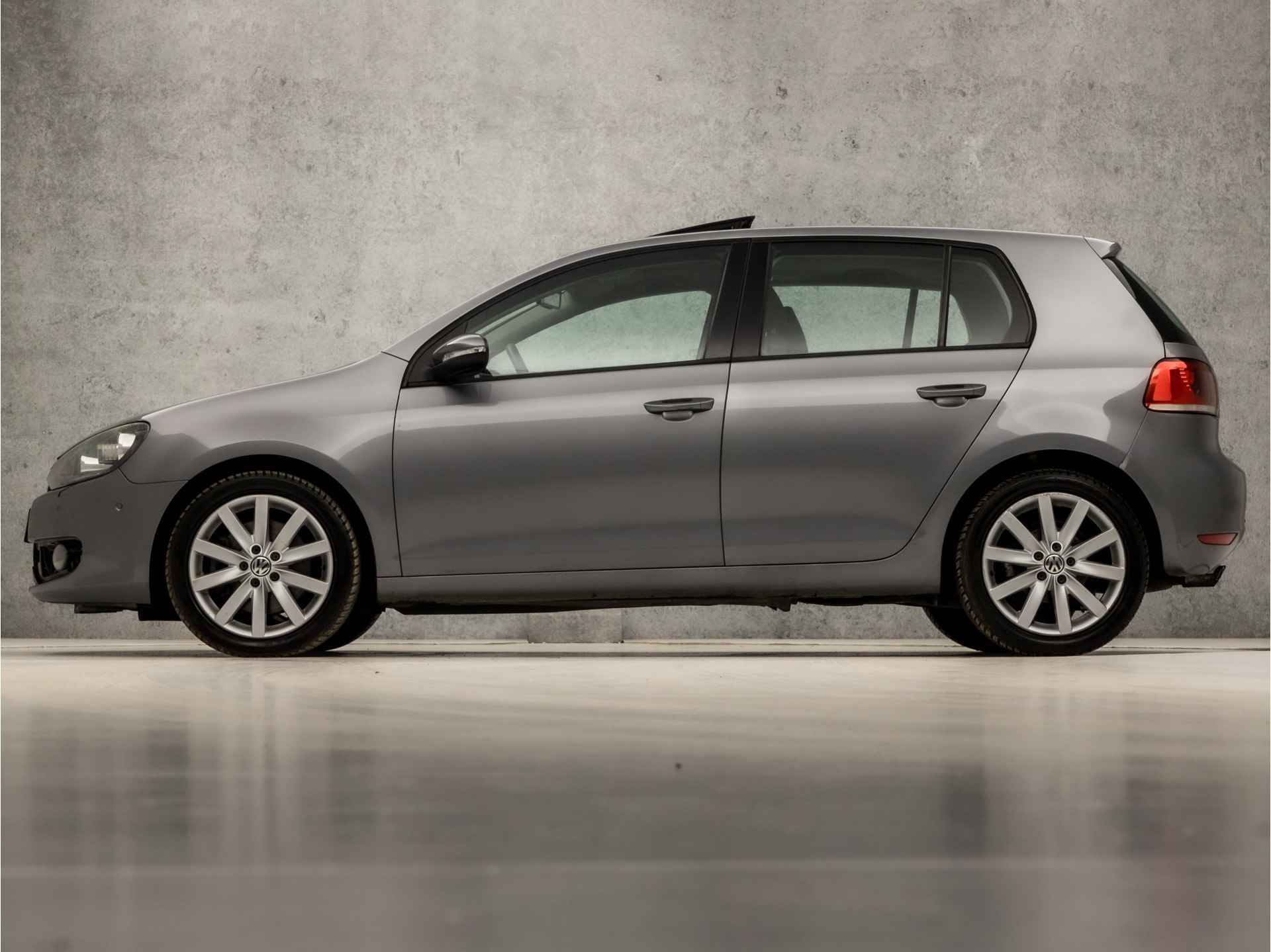 Volkswagen Golf 1.4 TSI Sportline 161Pk Automaat (YOUNGTIMER, SCHUIFDAK, NAVIGATIE, CLIMATE, STOELVERWARMING, ALCANTARA SPORTSTOELEN, NIEUWE APK, CRUISE, NIEUWSTAAT) - 2/30