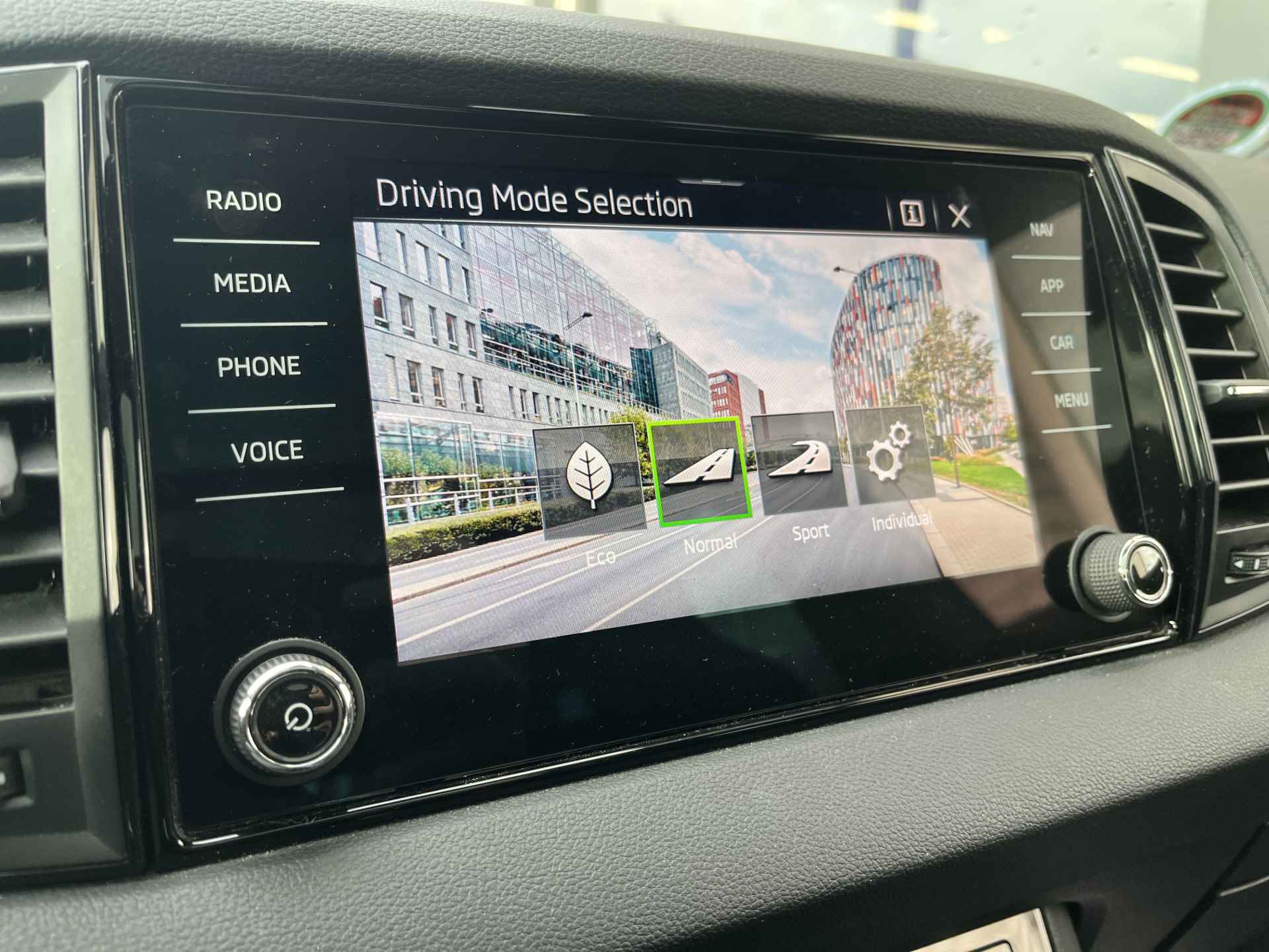 Škoda Karoq 1.5 TSI ACT Sportline / AUTOMAAT/ PANO/ TREKHAAK/ CAMERA/ PARK. SENSOREN/ LED/ DODE HOEK/ STOEL VERWARM. V EN A/ KEYLESS/ VIRTUAL COCKPIT/ ADAPT. CRUISE/ APP CONNECT/ NAVI/ CLIMA/ DAB/ 19" LMV/ - 14/32